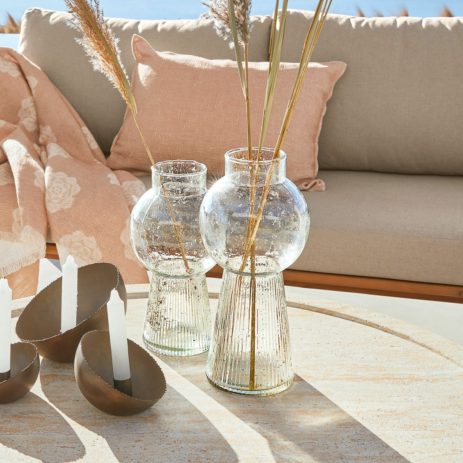Coppia di vasi Mareilou Vasi in vetro trasparente con texture su tavolo beige con decorazioni e candele