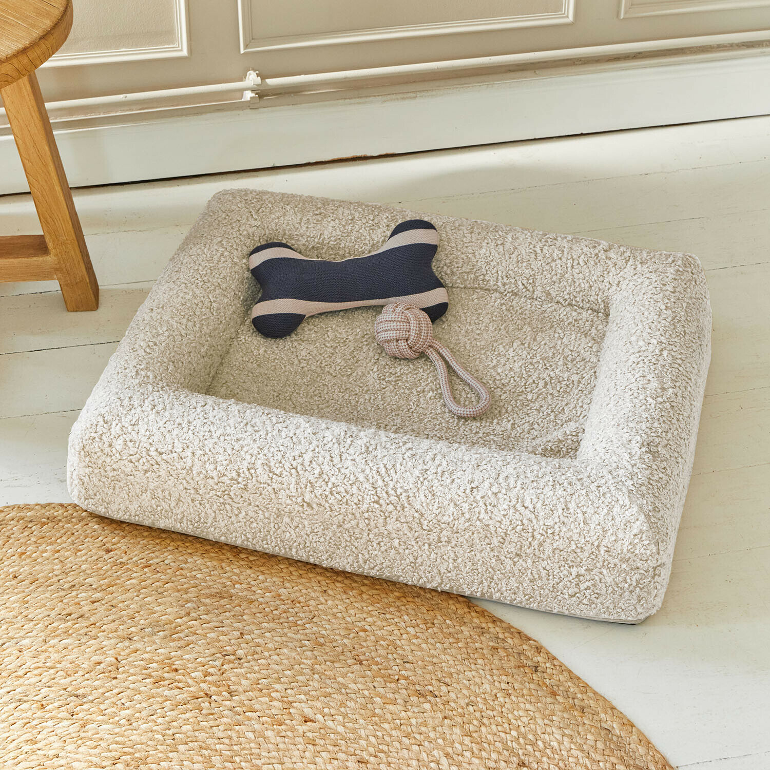 Letto per cani Khalima Cuccia per cane beige in materiale morbido con due giocattoli da mordere inclusi