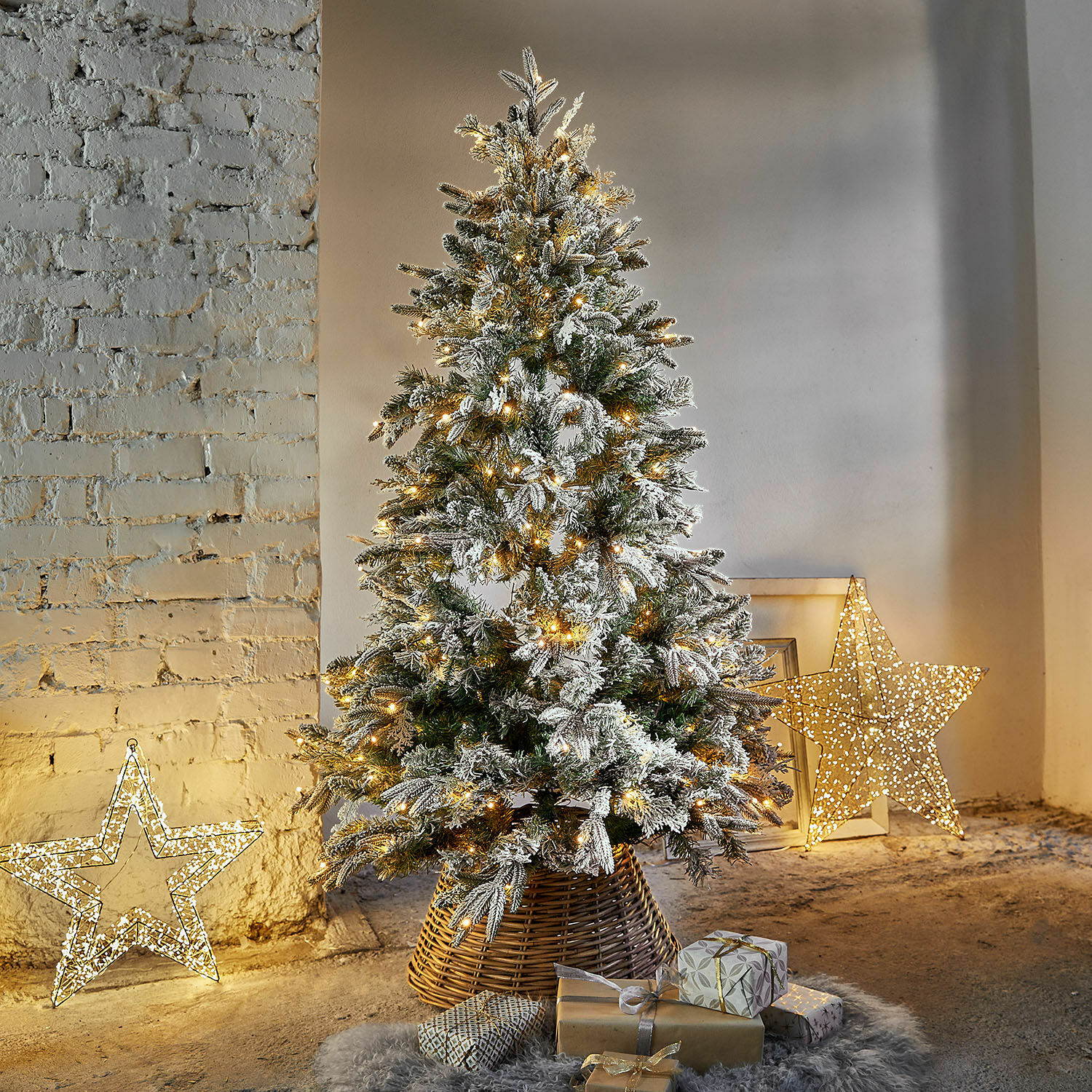 Albero di Natale Cadelise Albero di Natale artificiale con rami innevati e luci LED calde in base di vimini con regali