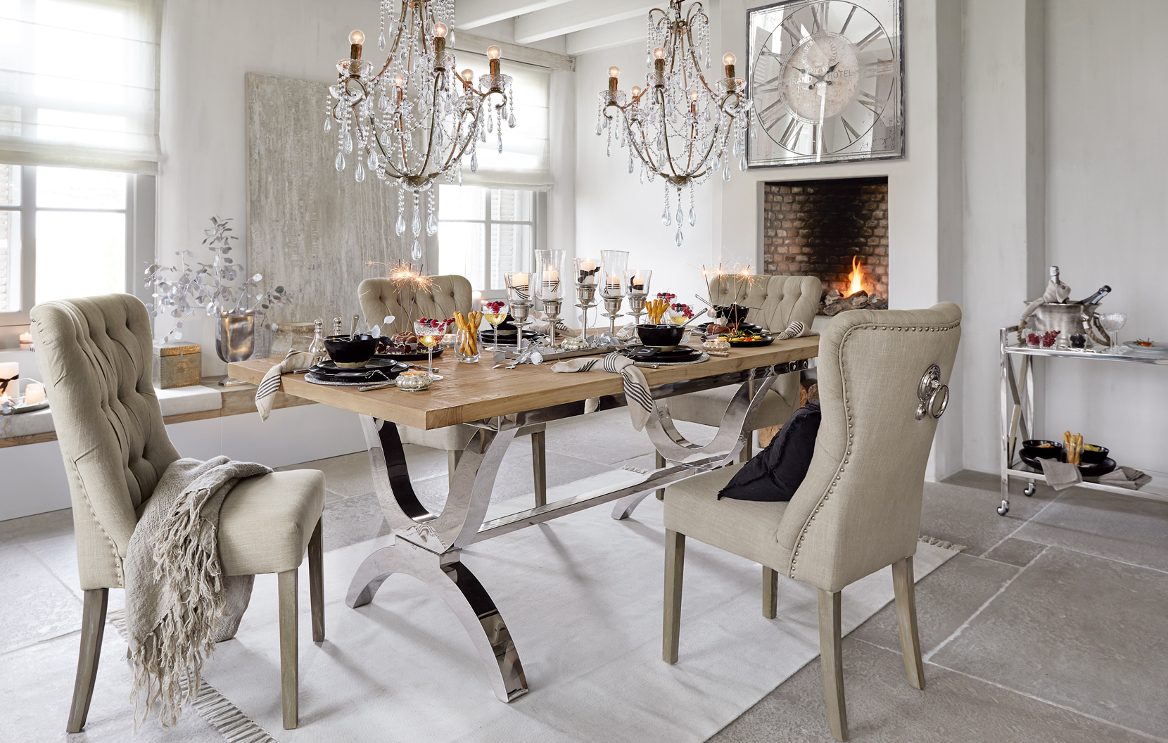 Sala da pranzo classica con tavolo in legno e sedie imbottite beige, illuminazione elegante e decorazioni raffinate