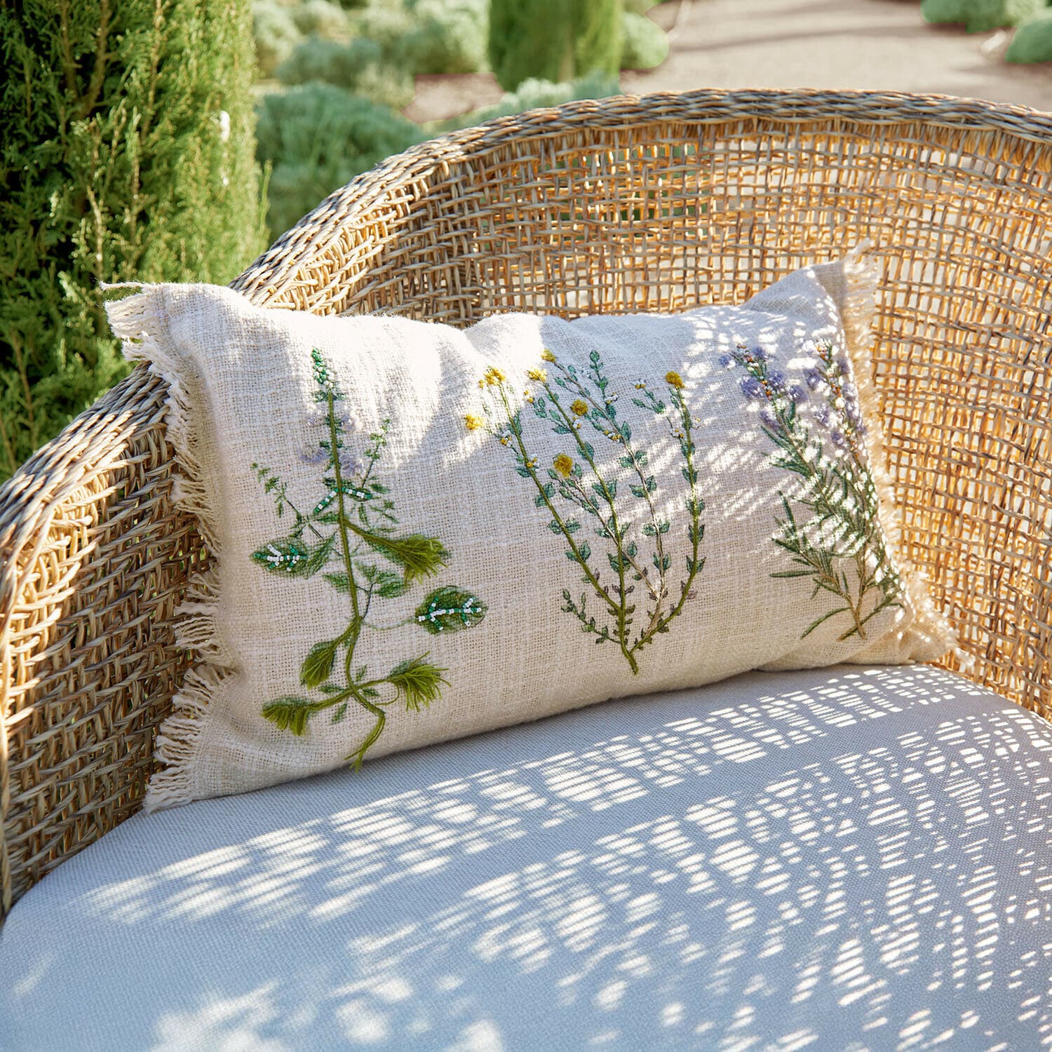 Copricuscino Sélomiane Cuscino in lino beige con ricamo vegetale su poltrona in vimini, decorazione da giardino
