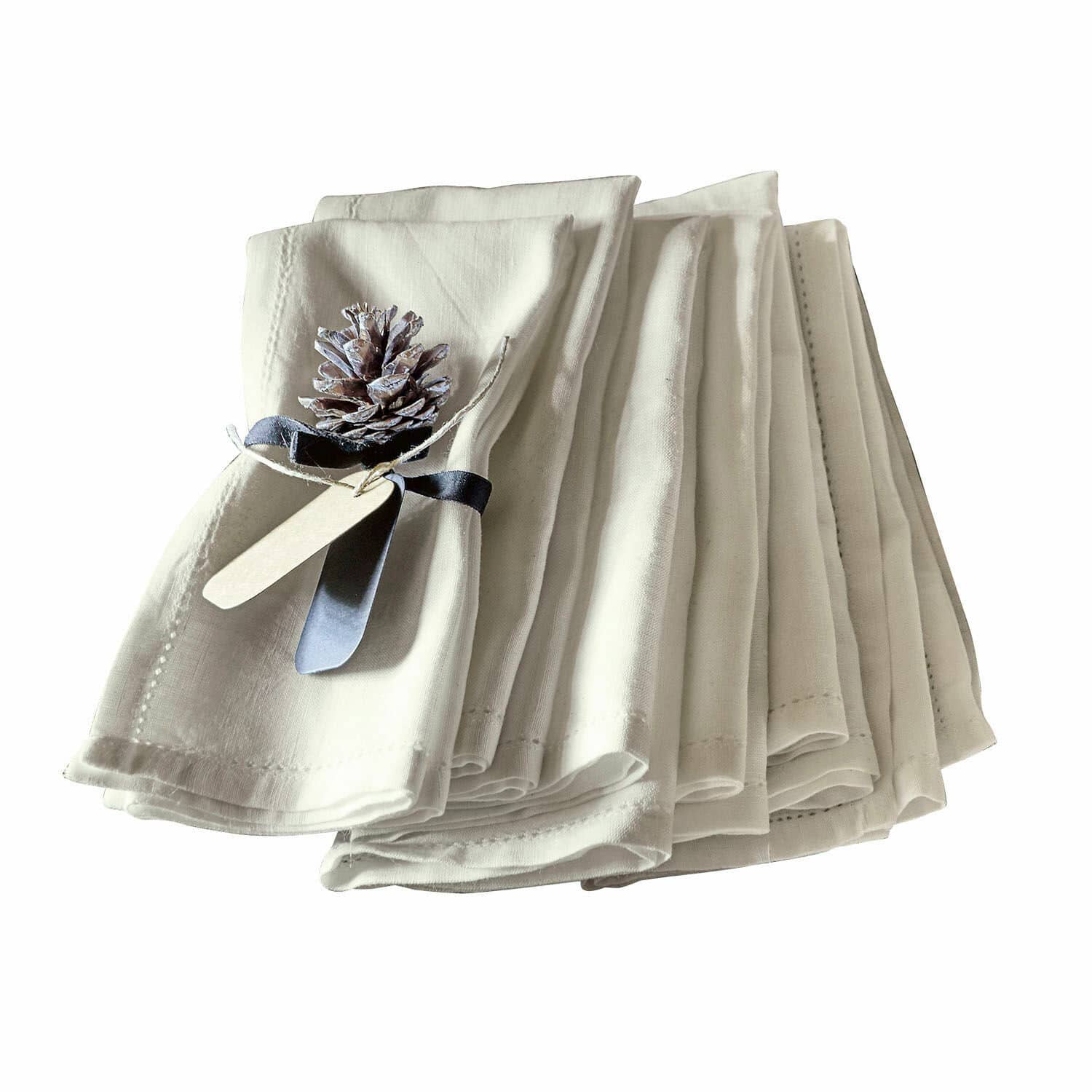 Set di 6 tovaglioli Fibi Set di tovaglioli in lino color crema con pigna decorativa e nastro nero per decorazione tavola