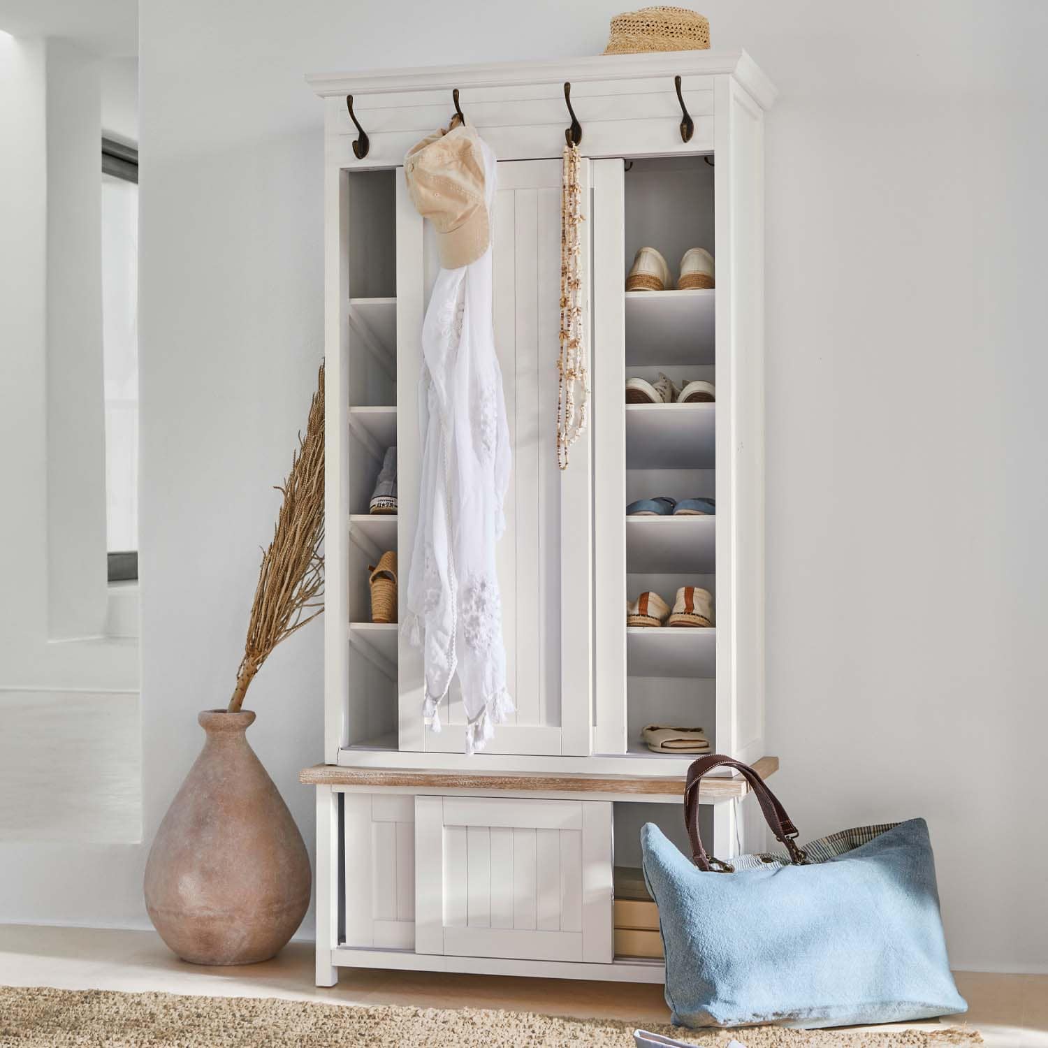 Armadio porta scarpe in legno bianco con ganci e ripiani, elegante soluzione per scarpe e accessori