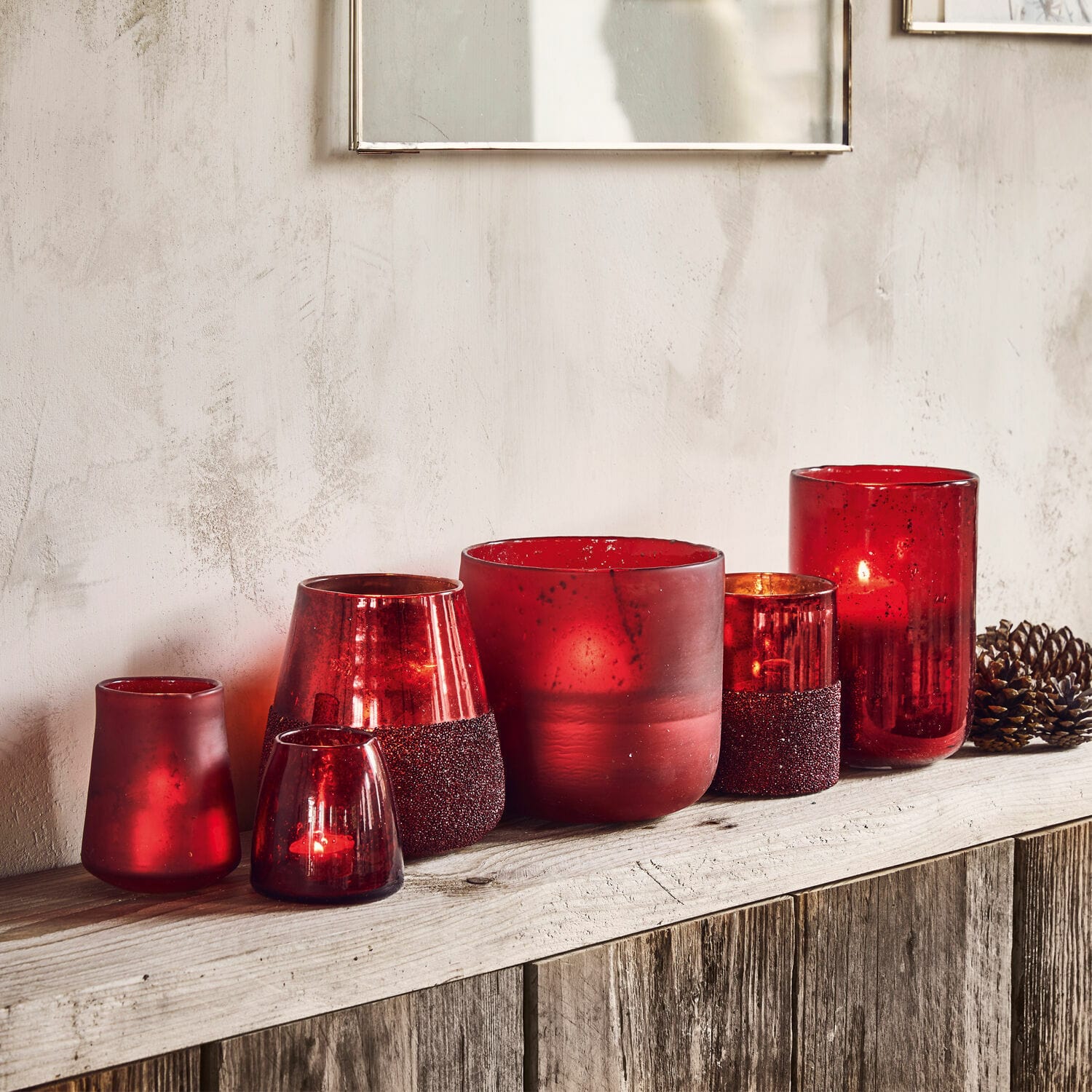 Set di 6 portalumini Paro Set di portacandele in vetro rosso decorativo su mensola in legno rustico