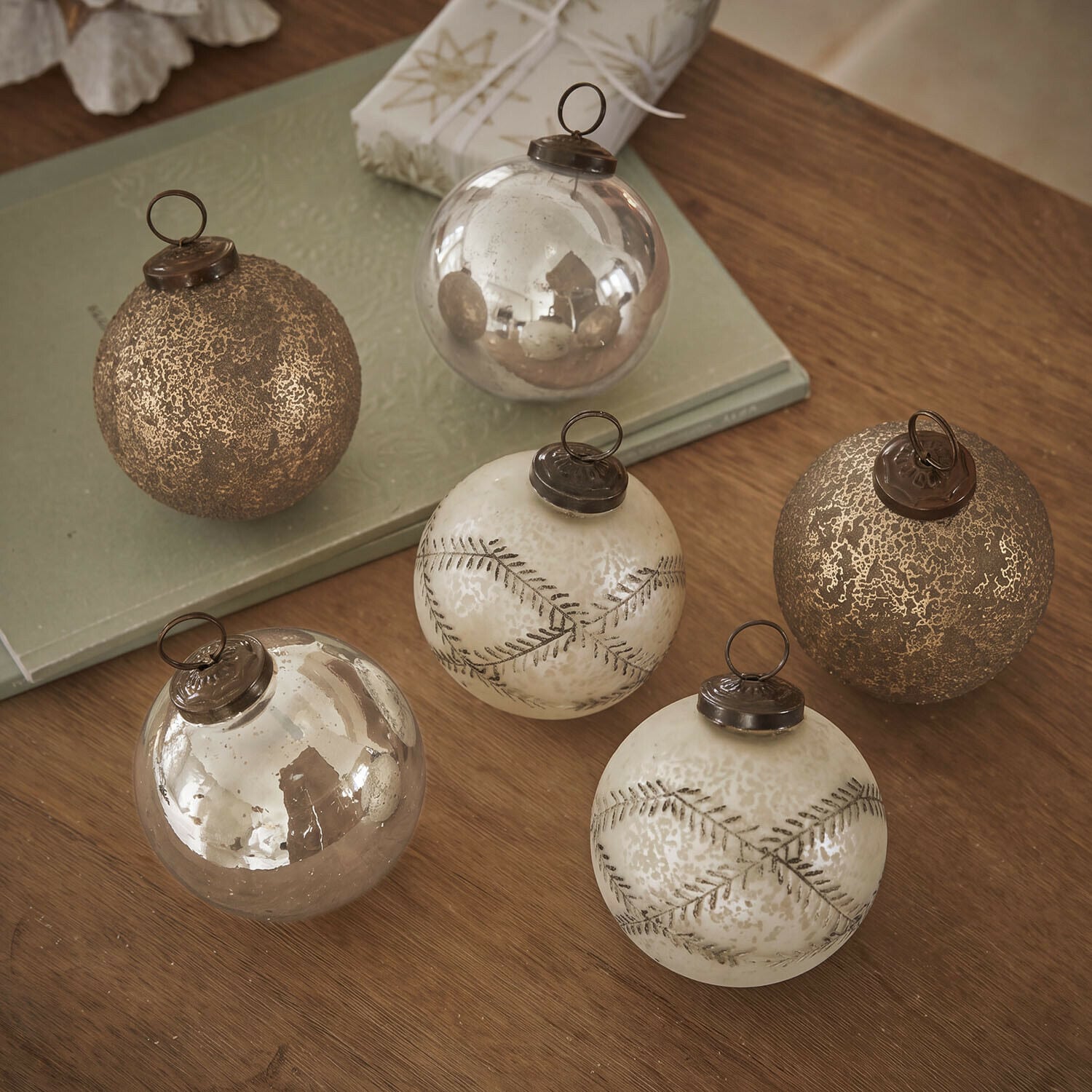 Set di 6 palline di Natale Fioravino Set di sei palline di Natale in vetro dorato con diverse texture su tavolo in legno