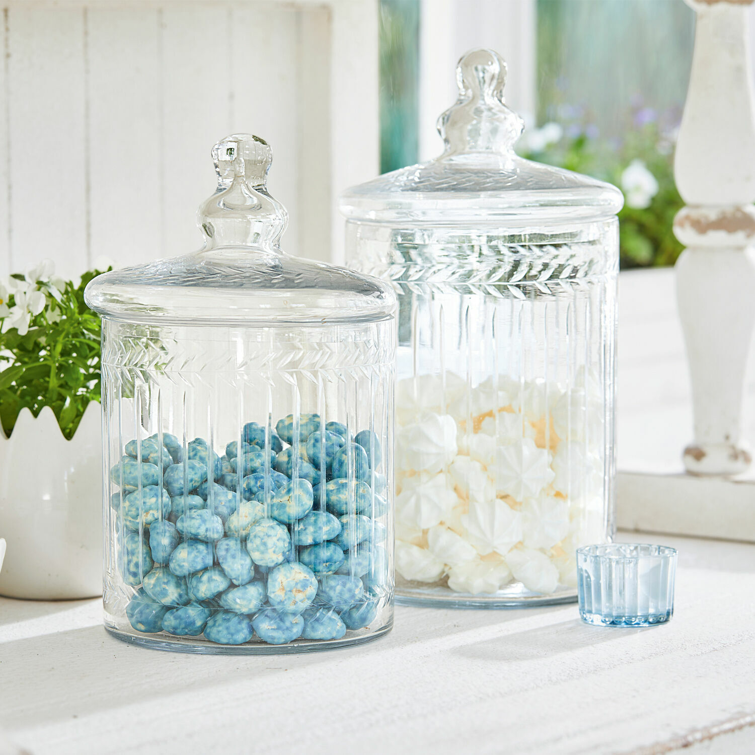 Coppia di barattoli di vetro Maledisant Contenitori in vetro trasparente con coperchi pieni di dolci blu e bianchi su tavolo bianco