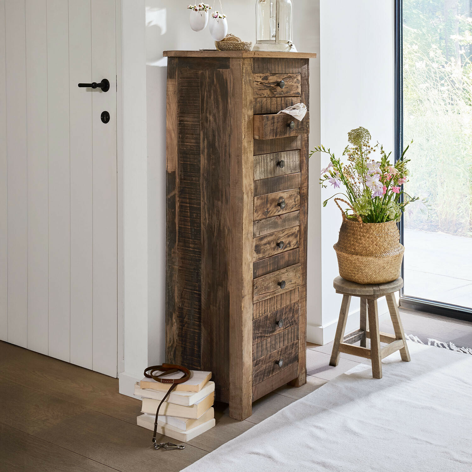 Cassettiera alta in legno rustico con più cassetti in colore marrone naturale per riporre oggetti