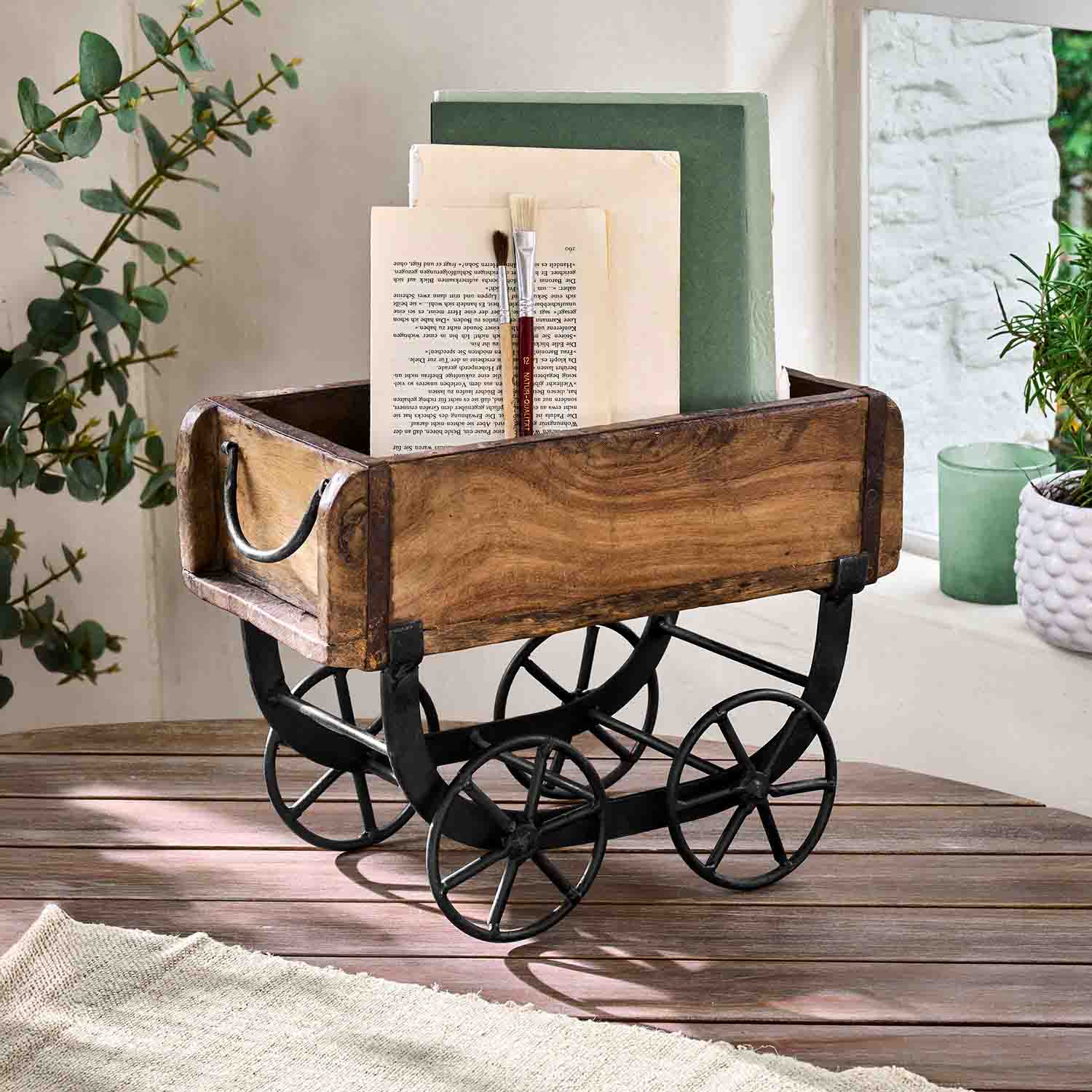 Scatola decorativa in legno con ruote in metallo stile vintage per conservare libri e pennelli