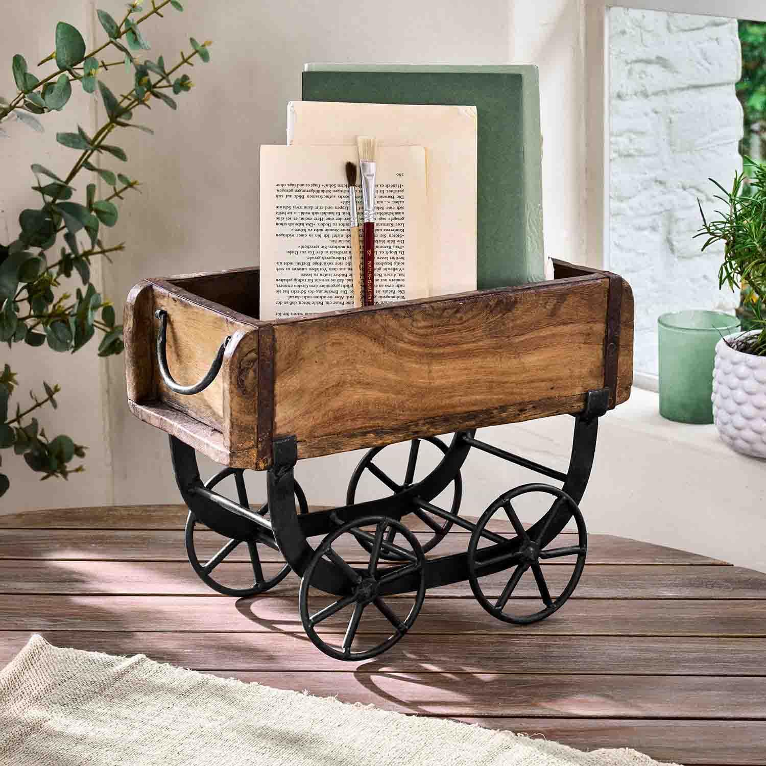 Scatola decorativa in legno con ruote in metallo stile vintage per conservare libri e pennelli