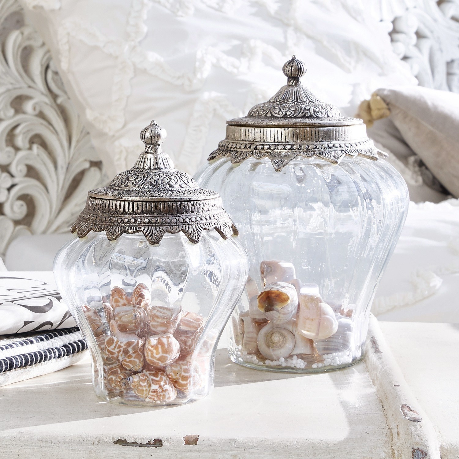 Coppia di contenitori di vetro Isaline Barattoli di vetro con coperchi in metallo decorativi in stile vintage pieni di conchiglie