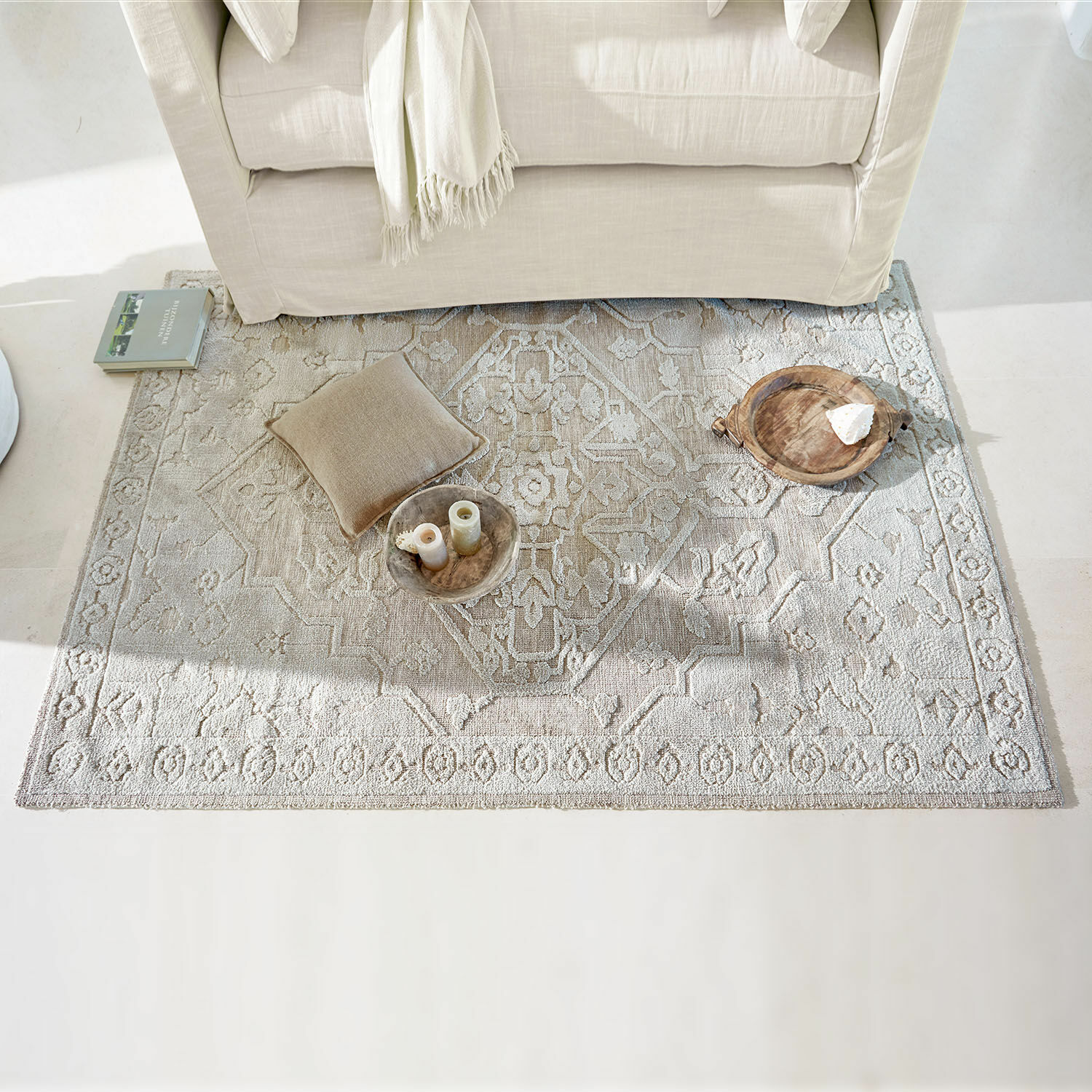 Tappeto Armidale Tappeto beige con motivo sotto divano chiaro, cuscino e decorazioni, stile scandinavo moderno