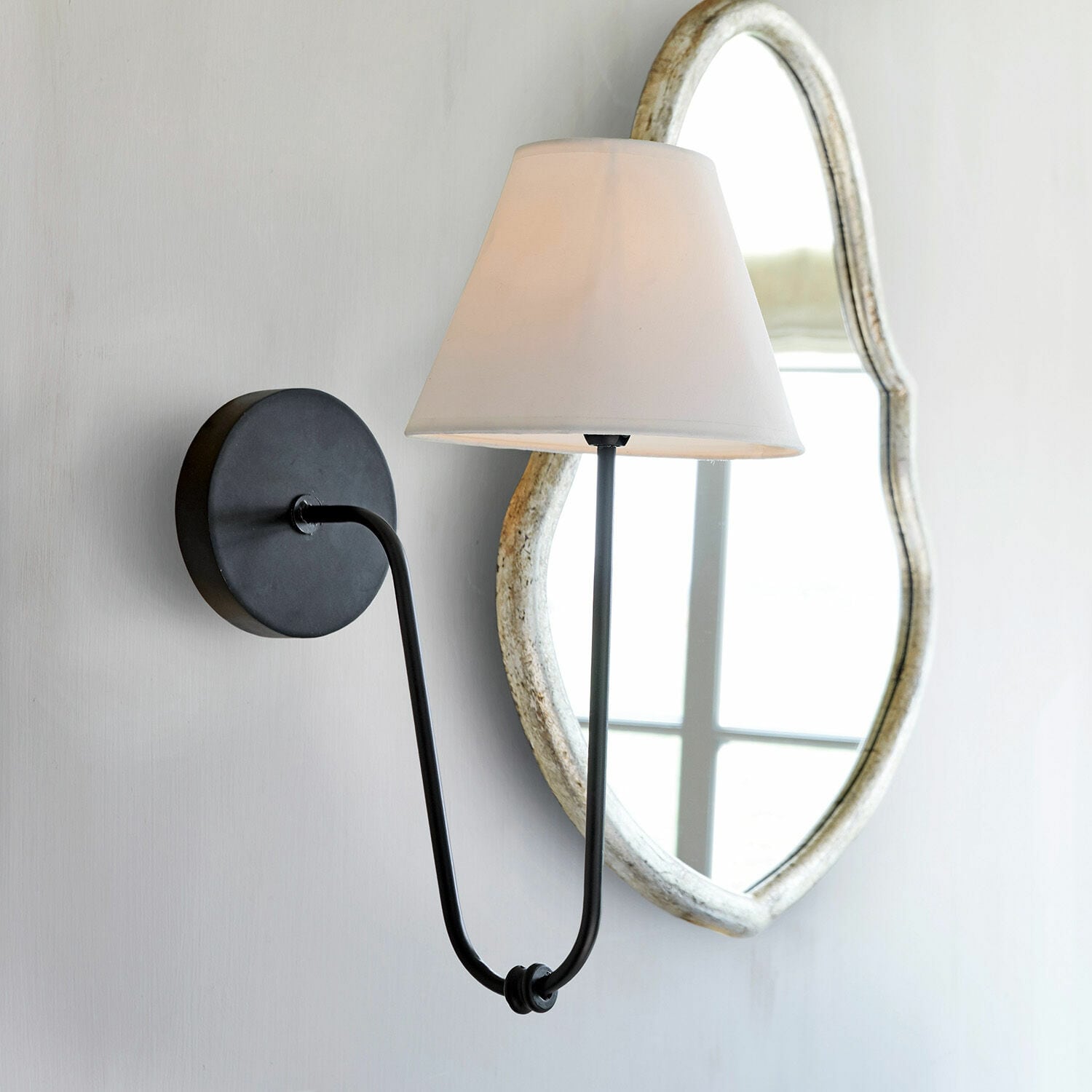 Lampada da parete Lustre Applique da parete in metallo nero con paralume bianco e specchio decorativo sullo sfondo, illuminazione da parete