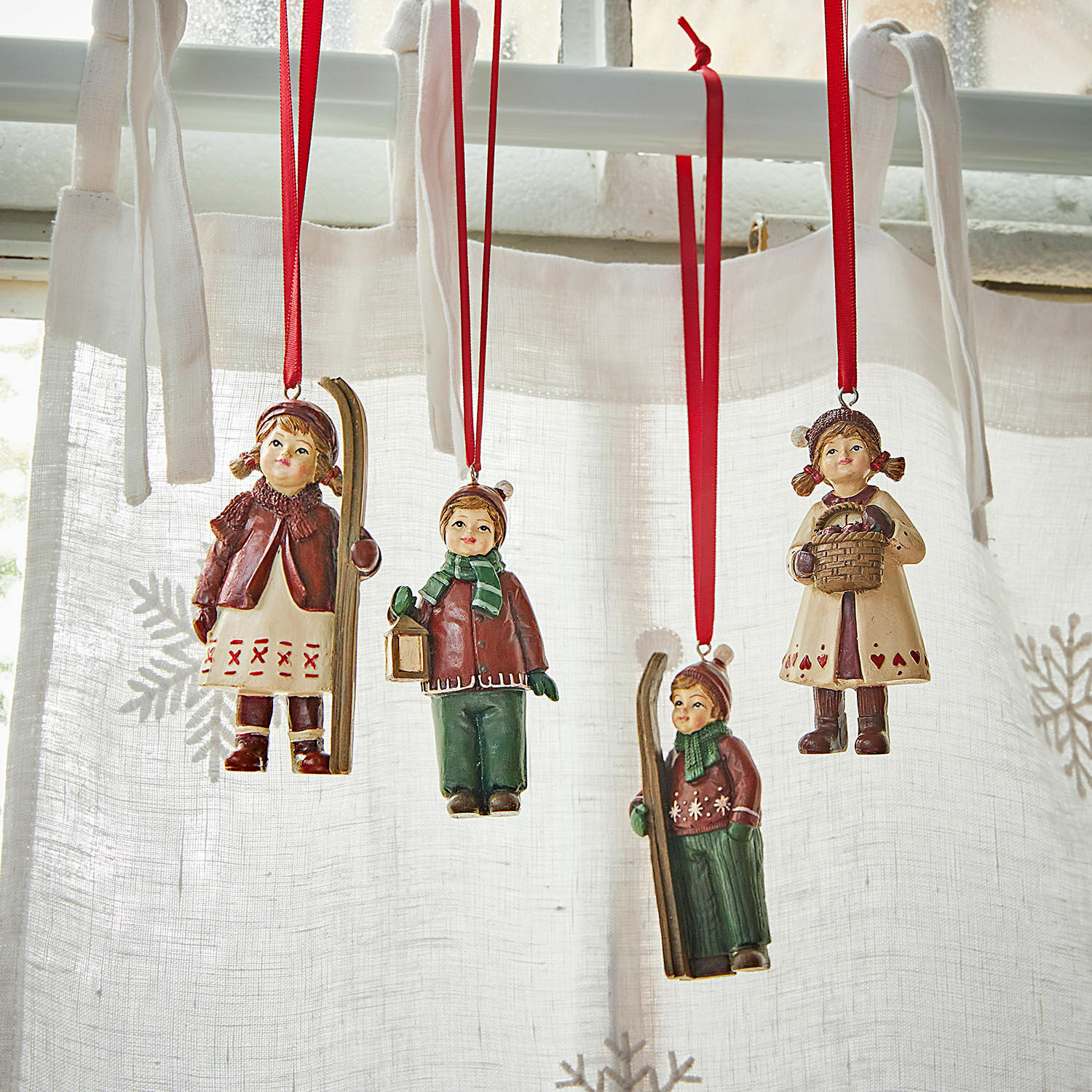 Set di 4 decorazioni da appendere Helgelund Addobbi natalizi con figure di bambini in abiti invernali su nastri rossi, decorazione per finestra