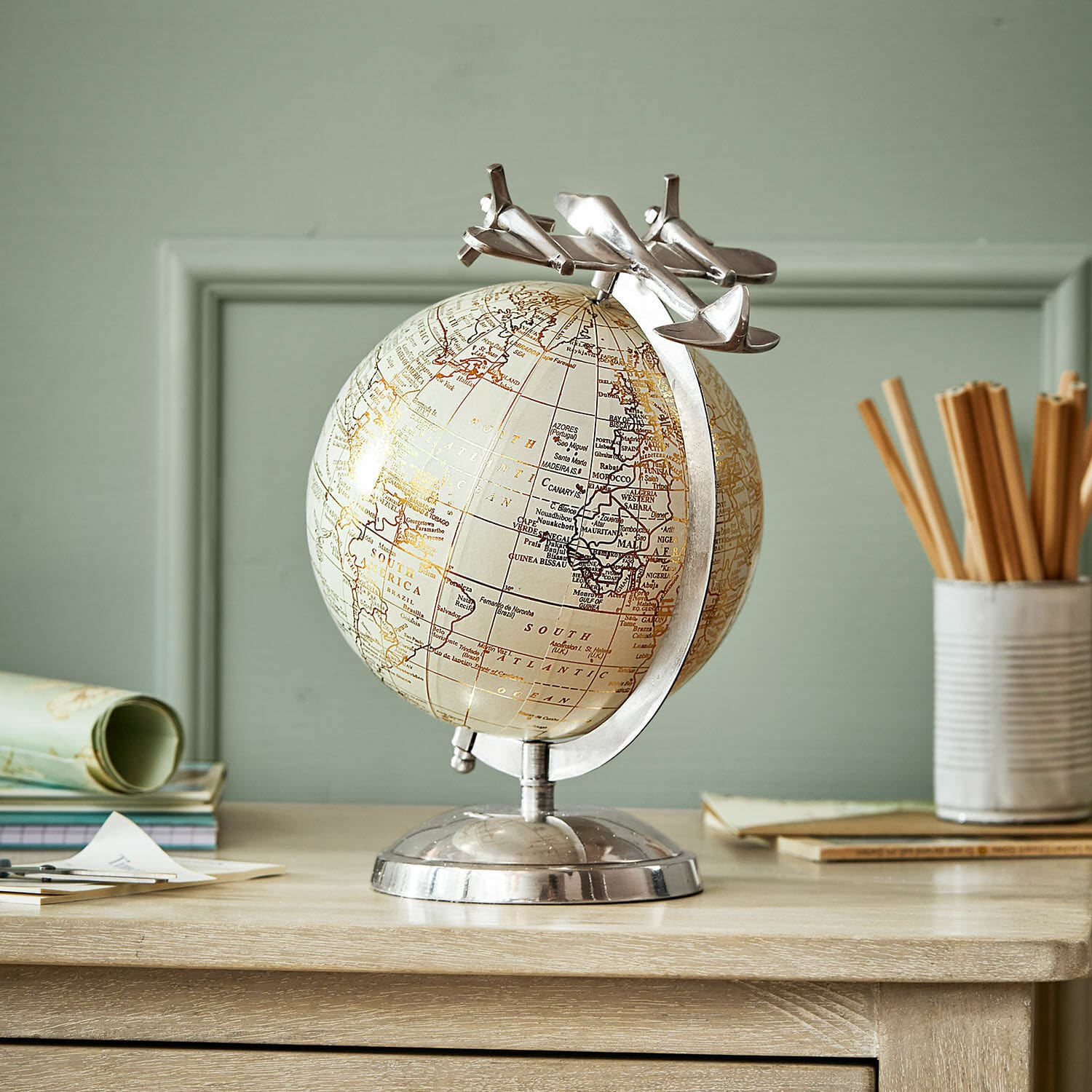 Mappamondo decorativo Jollysail Globo decorativo beige con base in metallo e aerei, accessorio elegante per scrivania e viaggi