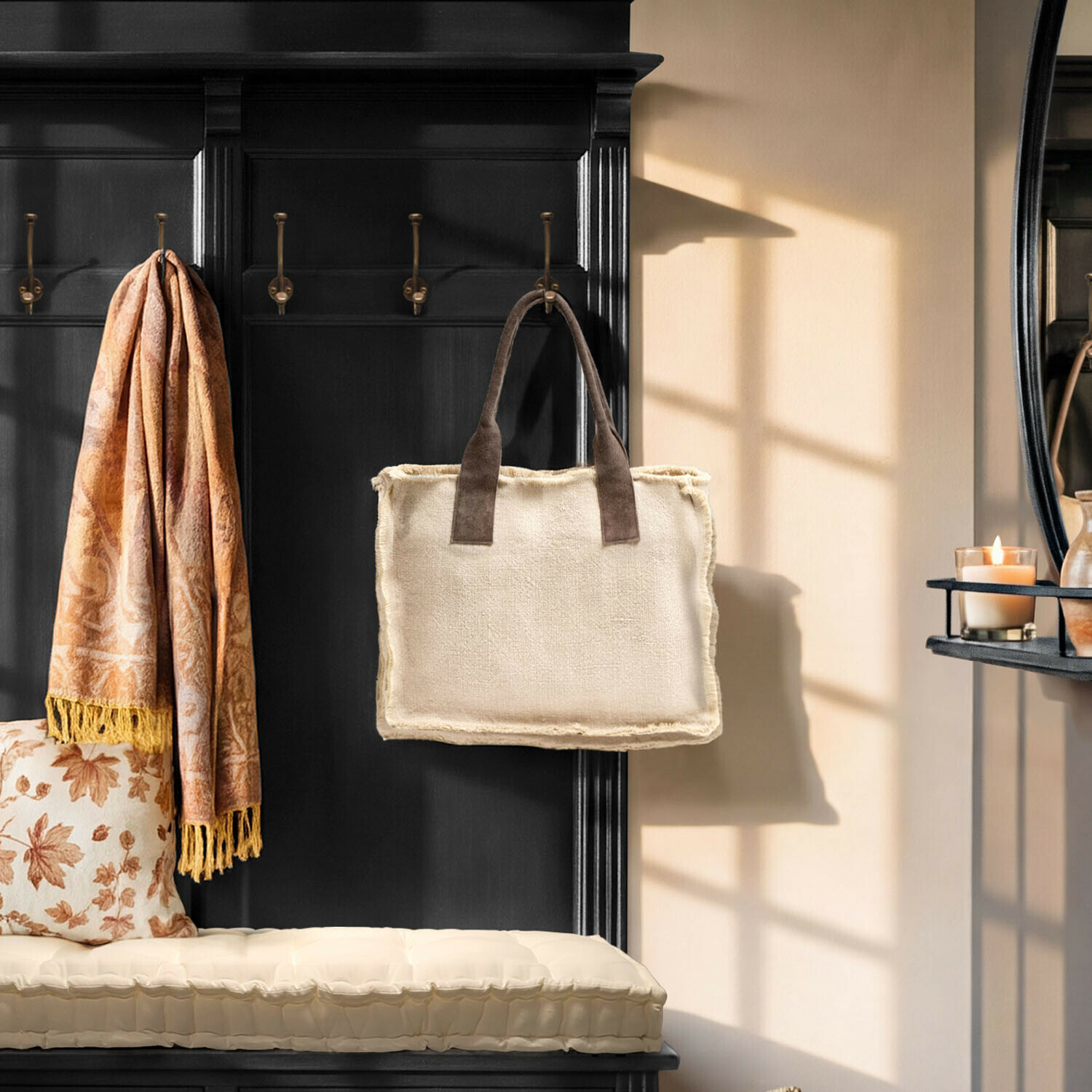 Borsa Elspeths Borsa beige in tessuto con manici marroni appesa a appendiabiti nero in ambiente accogliente