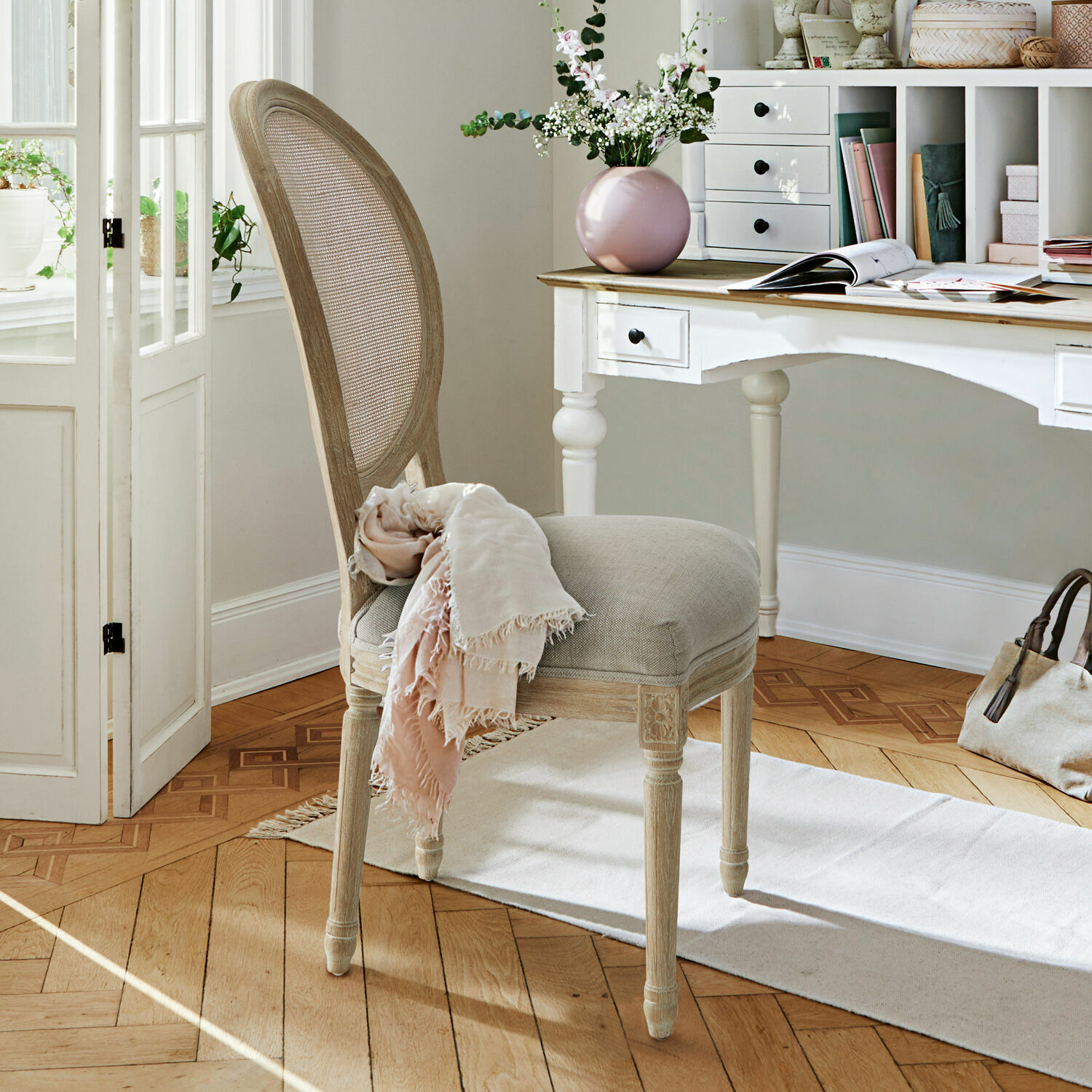 Sedia Danube Sedia elegante in legno chiaro con seduta beige in interno luminoso con scrivania bianca