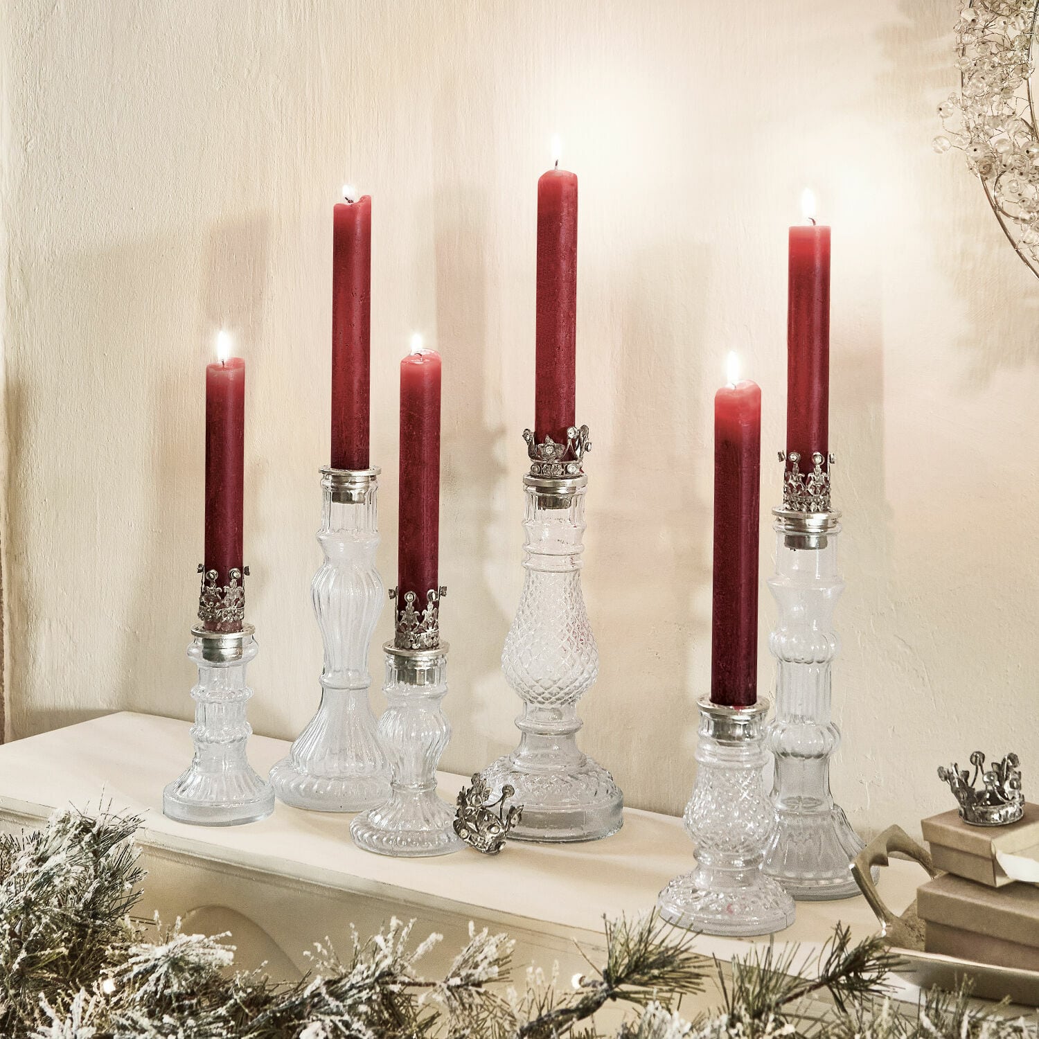 Set di 6 portacandele Youna Set di portacandele in vetro con candele rosse e decorazioni metalliche su camino