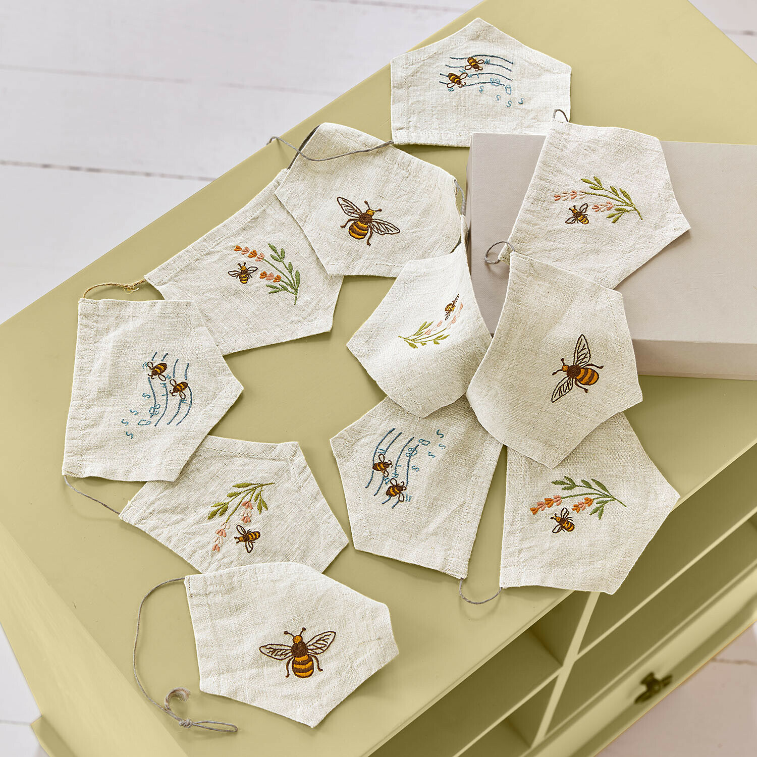 Festone Fluttery Mascherine in lino colore naturale con ricami di api e fiori, accessori protettivi ecologici