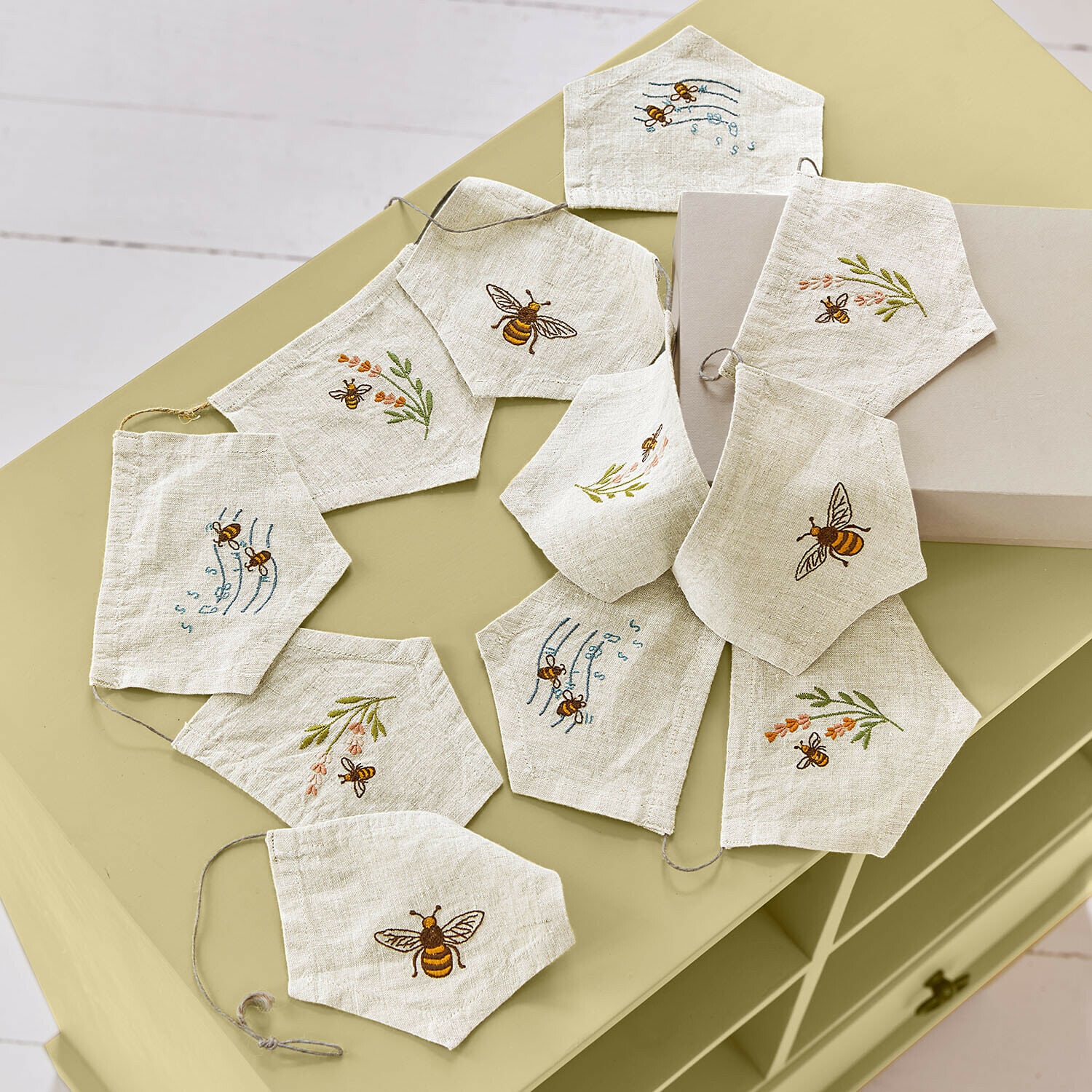 Festone Fluttery Mascherine in lino colore naturale con ricami di api e fiori, accessori protettivi ecologici