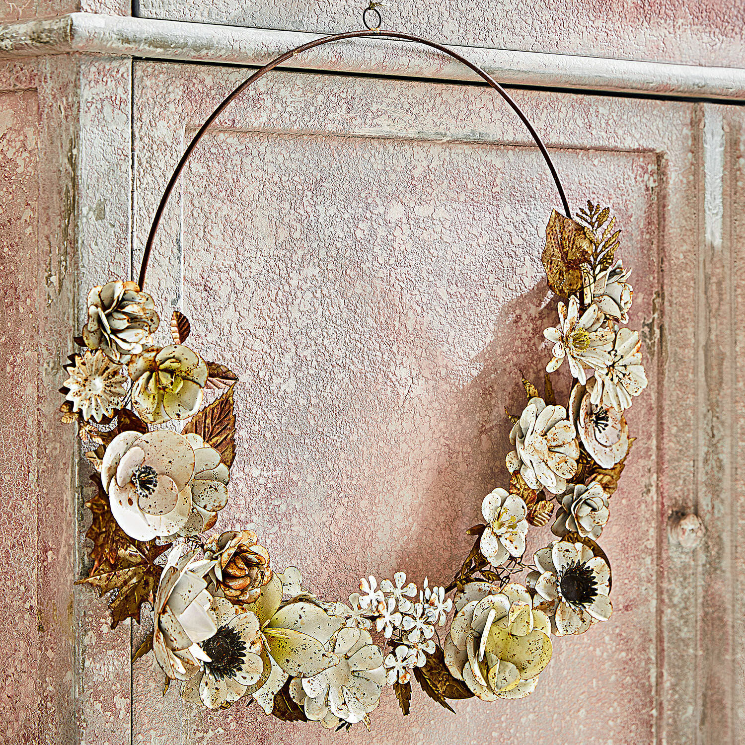 Ghirlanda Passanja Corona decorativa in metallo con fiori crema, elegante decorazione da parete per interni