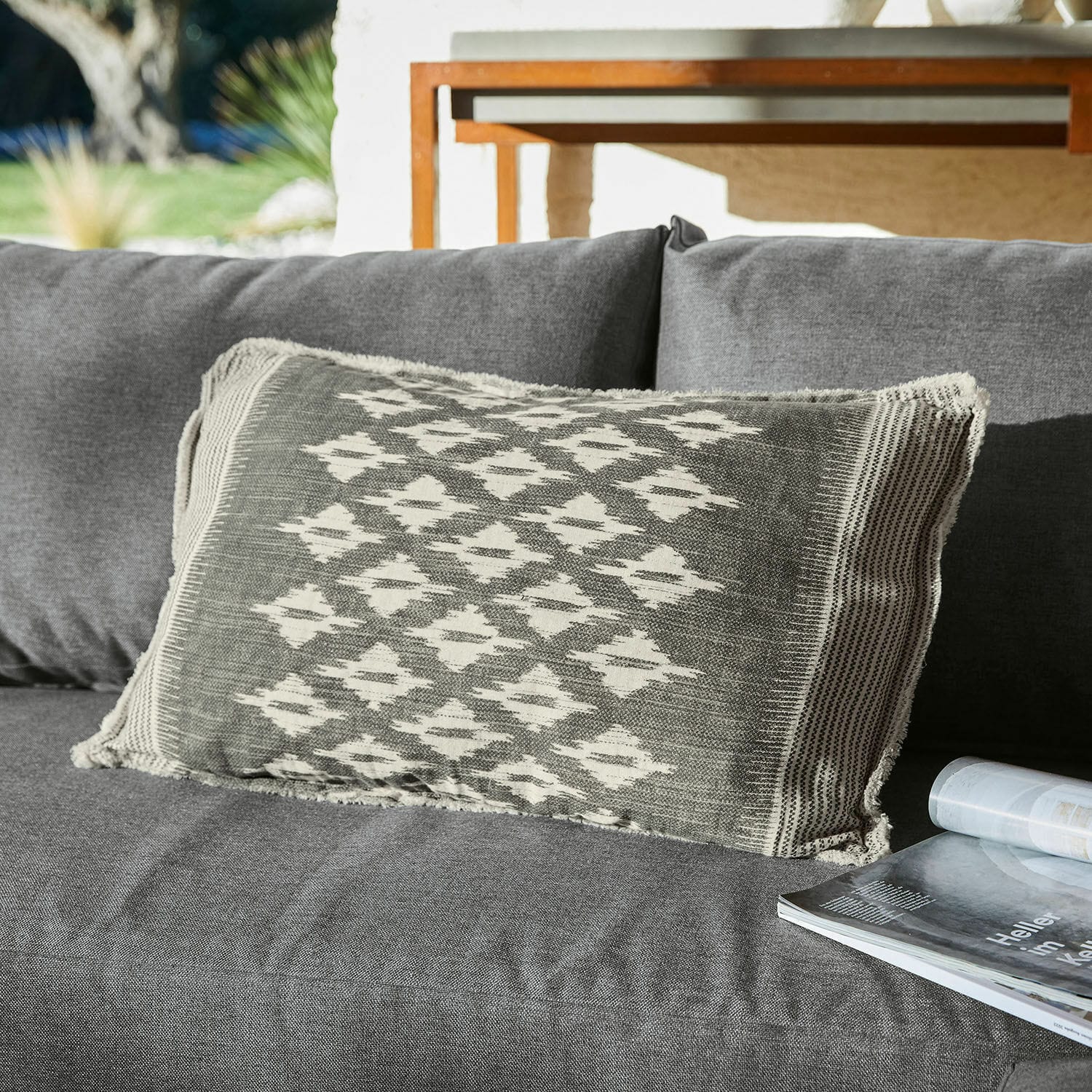 Copricuscino Gravelines Cuscino decorativo grigio con motivo geometrico su divano grigio, tessile per interni