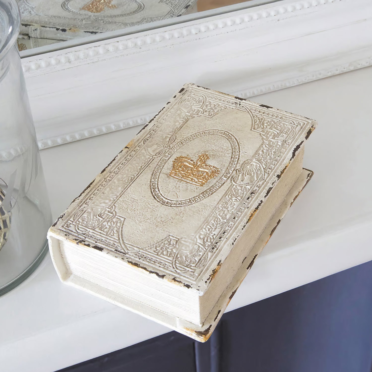Scatola decorativa bianca in legno a forma di libro con corona dorata, stile vintage elegante