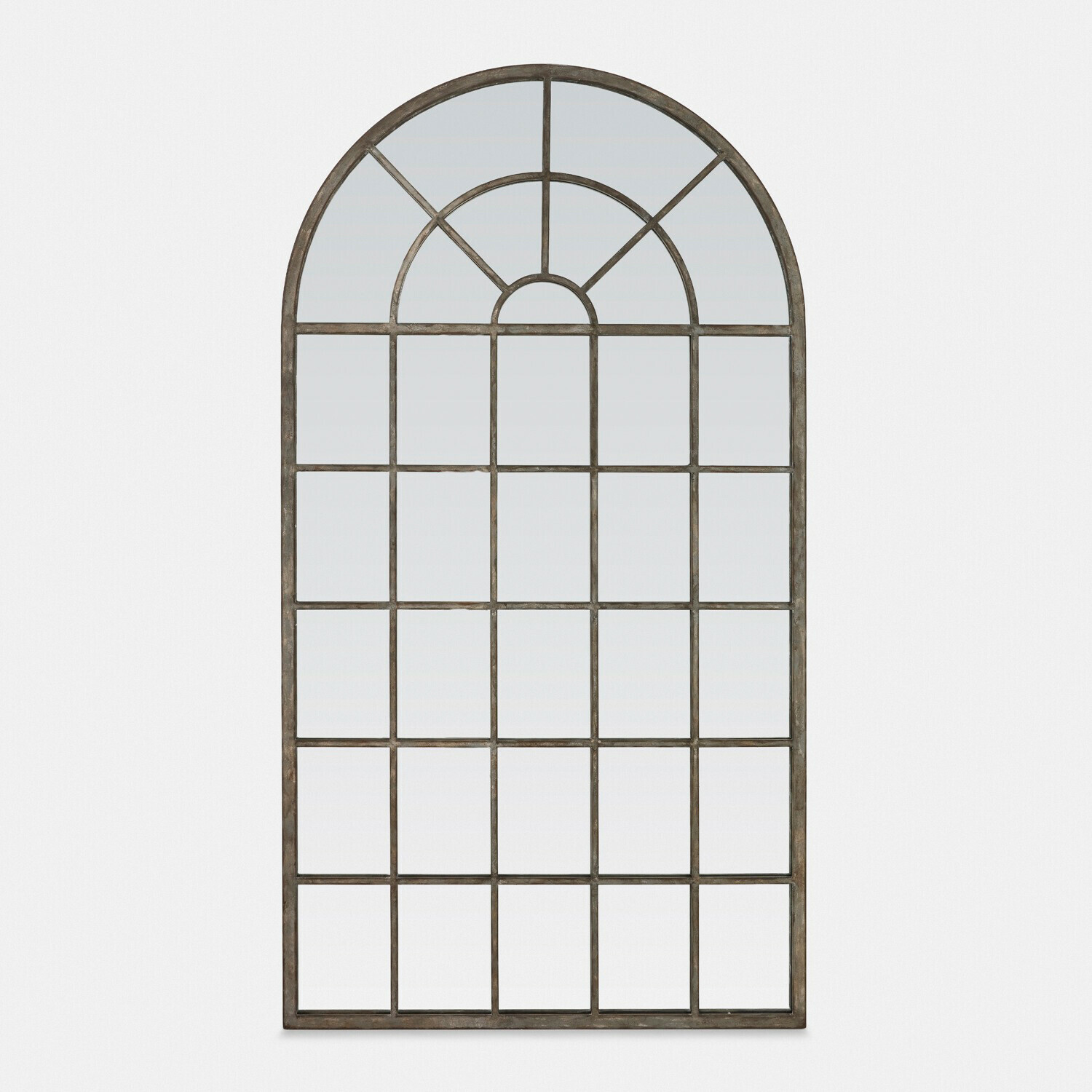 Specchio Parielle Grande specchio da parete con cornice in metallo marrone patinato, forma ad arco e suddivisioni.