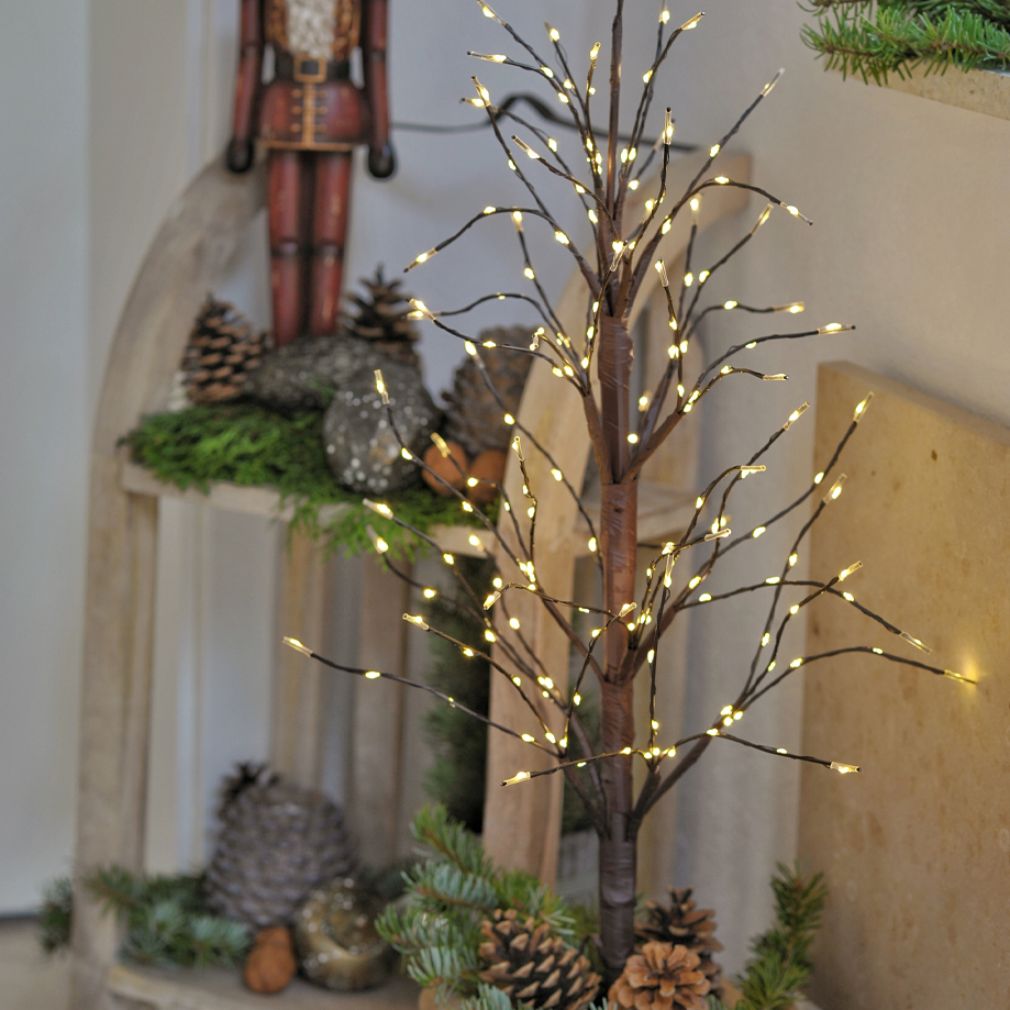 Albero luminoso decorativo in materiale marrone con luci LED bianche calde e pigne