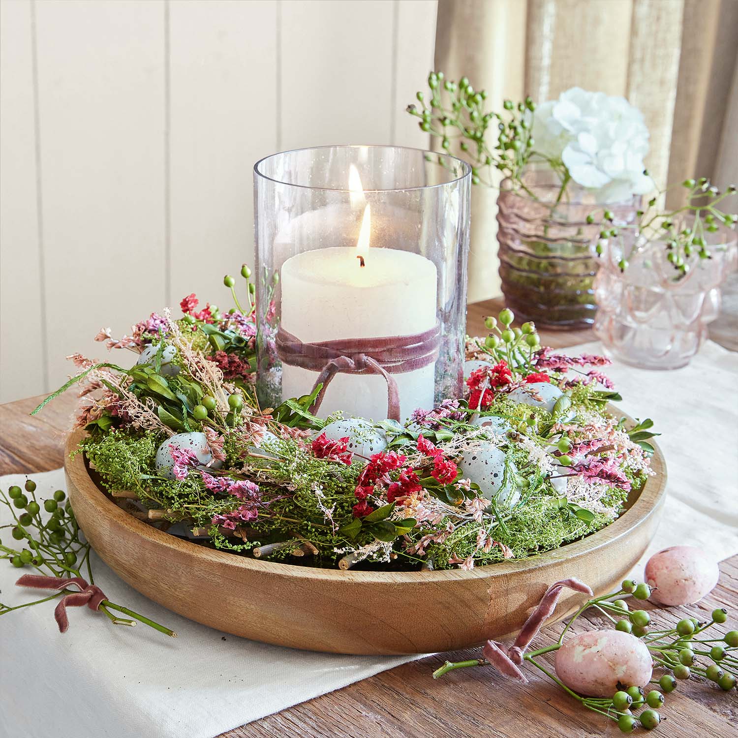 Portacandele in legno con candela bianca in vetro, decorato con fiori e uova decorative