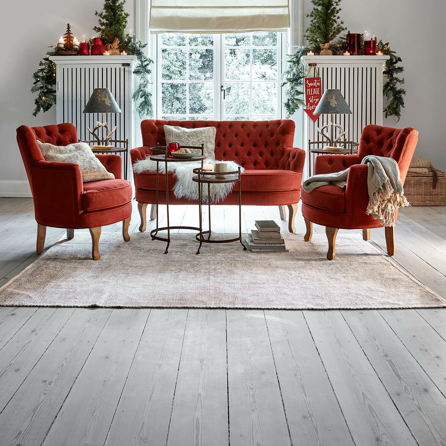 Tappeto Kaelun Set di poltrone e divano in velluto rosso con gambe in legno in soggiorno luminoso con decorazioni natalizie
