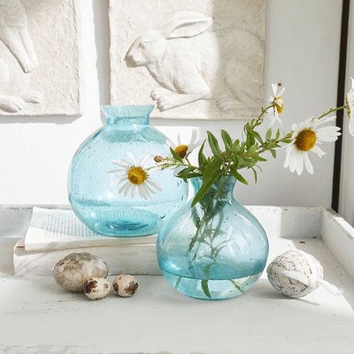 Vasi in vetro blu trasparente con margherite, decorazione naturale per tavolo