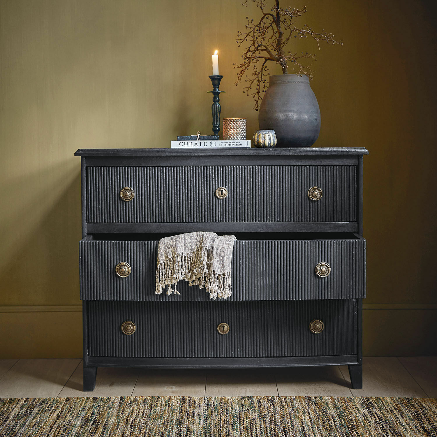 Comò Boissiére Comò nero in legno con tre cassetti e coperta decorativa beige, stile vintage