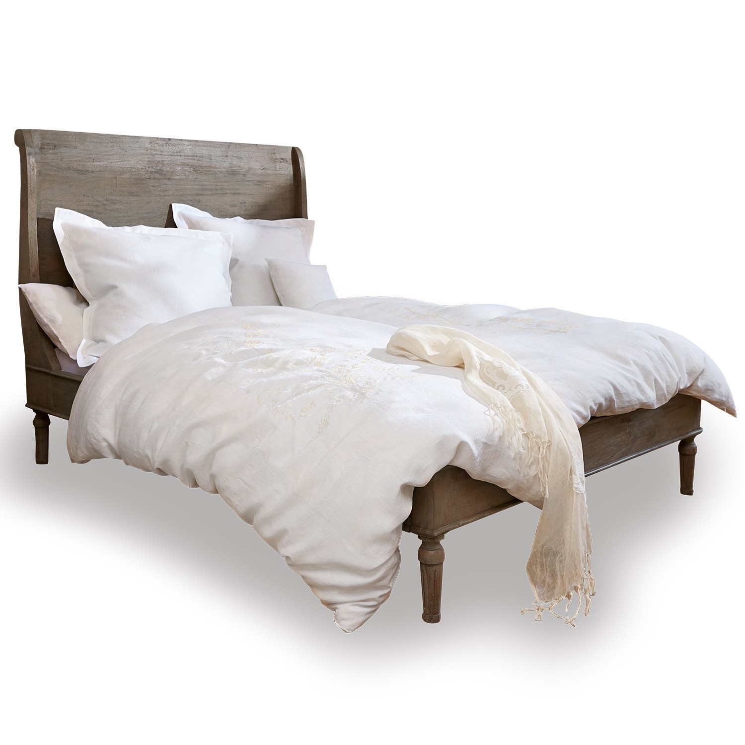 Letto Saint-Germier Letto in legno grigio con biancheria da letto bianca e sciarpa chiara sul bordo, stile rustico