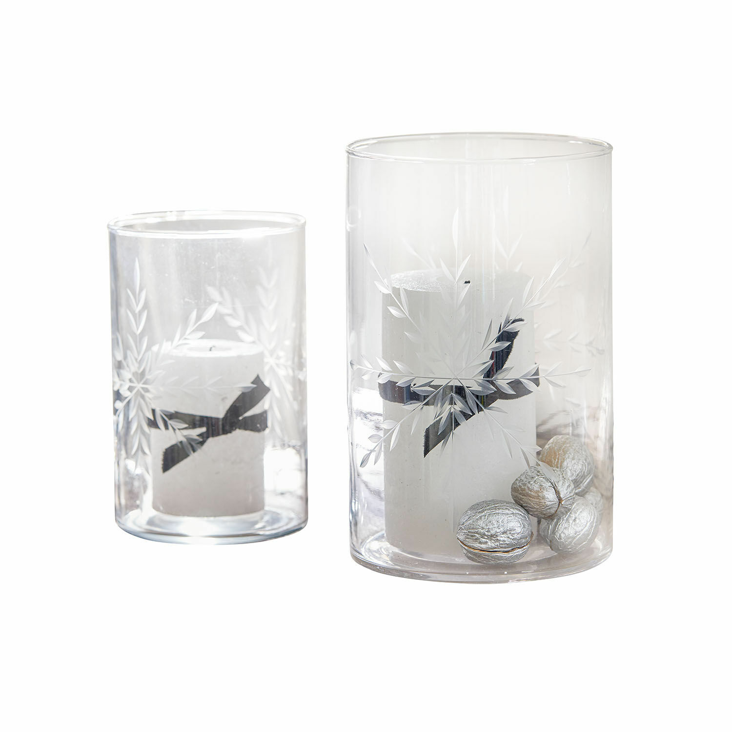 Coppia di portacandele Snowflakes Due lanterne in vetro trasparente con candele bianche e noci decorative argentate