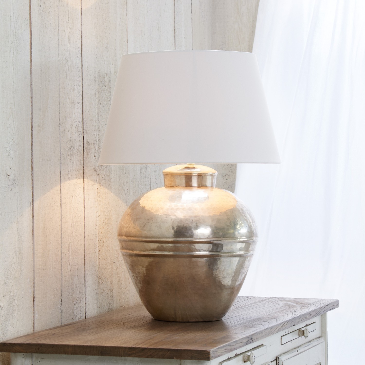 Lampada da tavolo Madison Lampada da tavolo in ottone con paralume bianco su piano in legno, illuminazione e decorazione