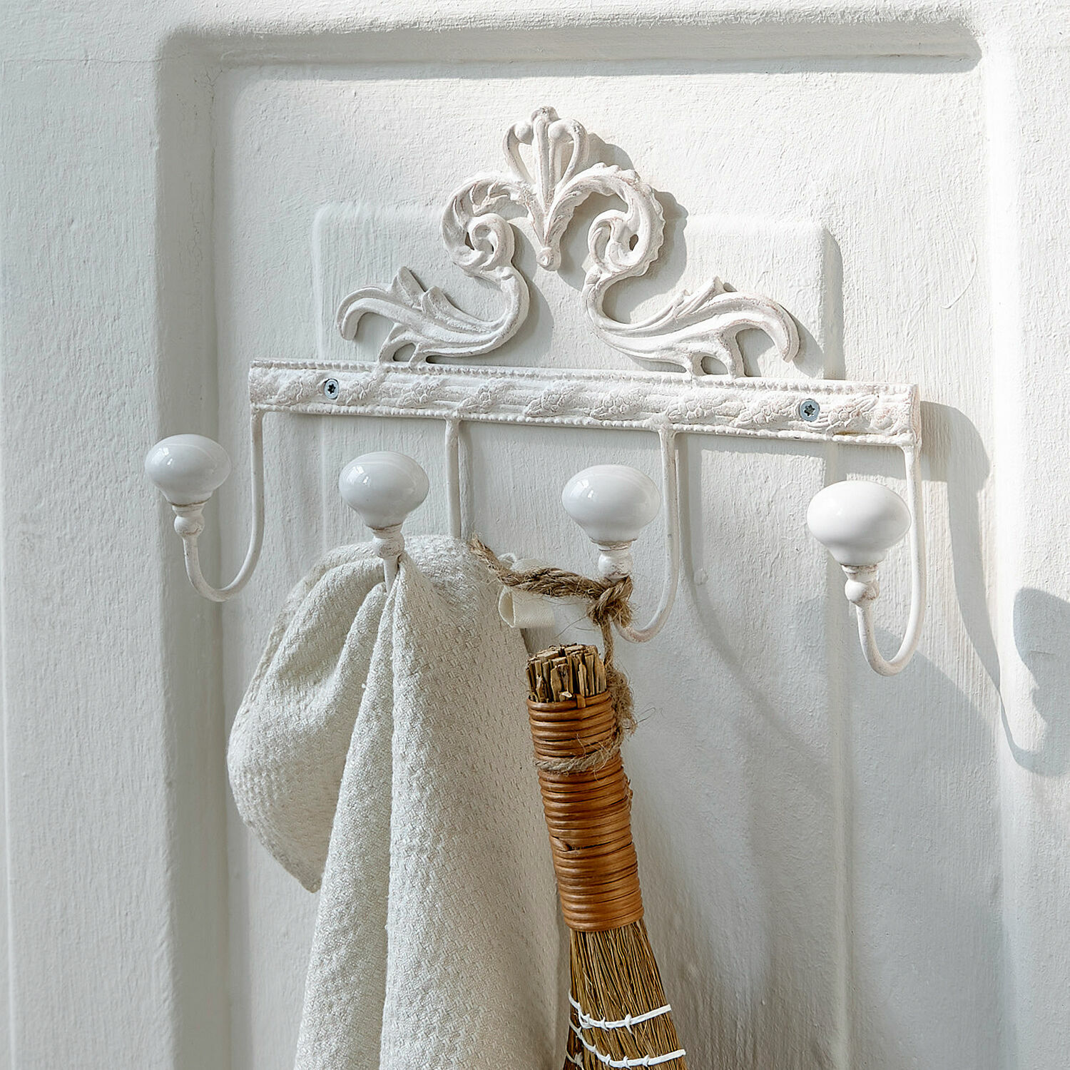 Appendino con ganci Cher Appendiabiti da parete bianco in metallo con pomelli in ceramica e motivo decorativo, per ingresso