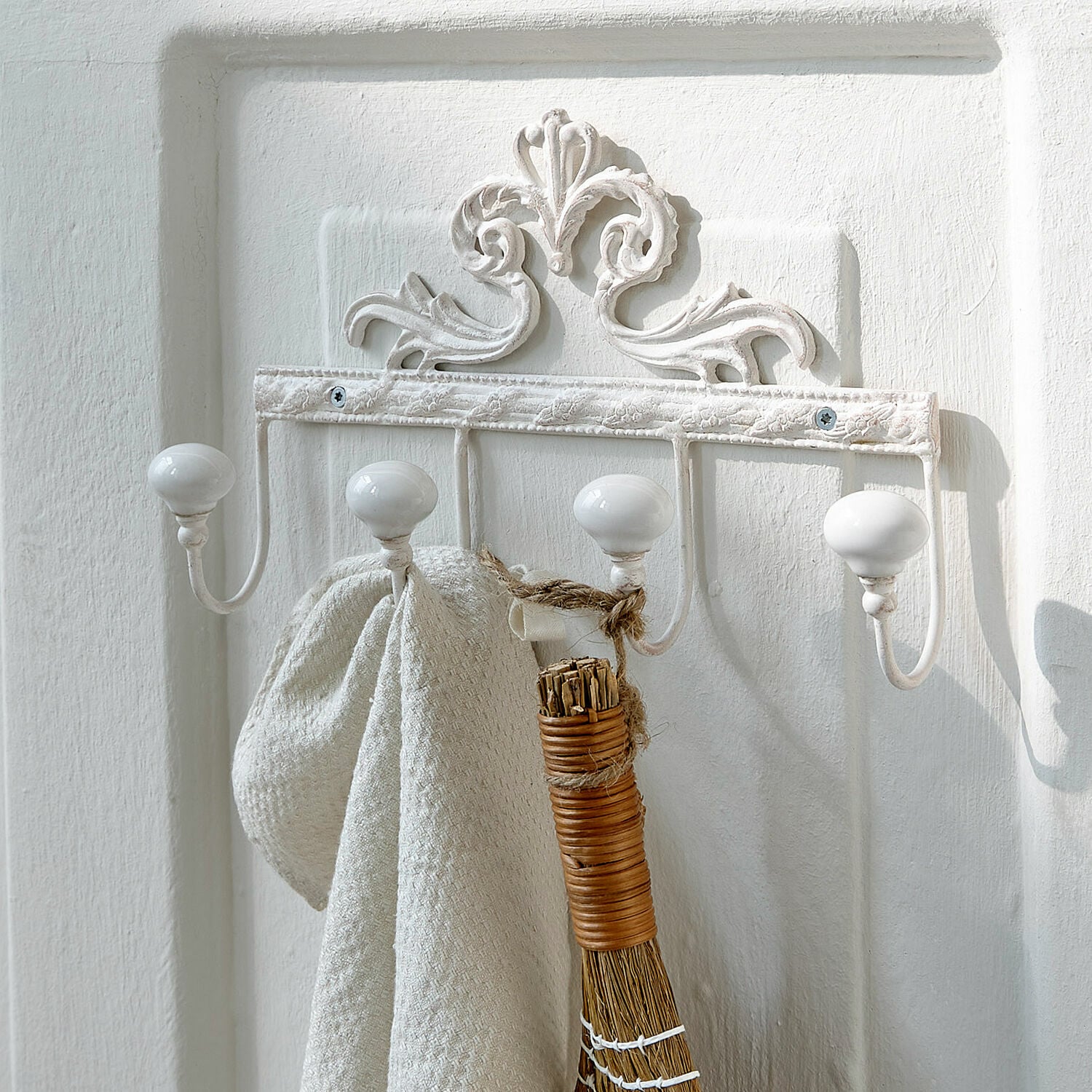 Appendino con ganci Cher Appendiabiti da parete bianco in metallo con pomelli in ceramica e motivo decorativo, per ingresso