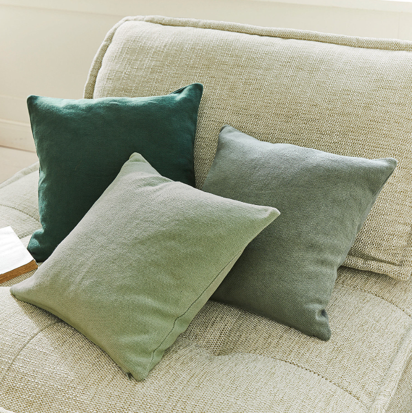 Set da 3 federe Alienor in tessuto verde su divano beige, cuscini decorativi per soggiorno