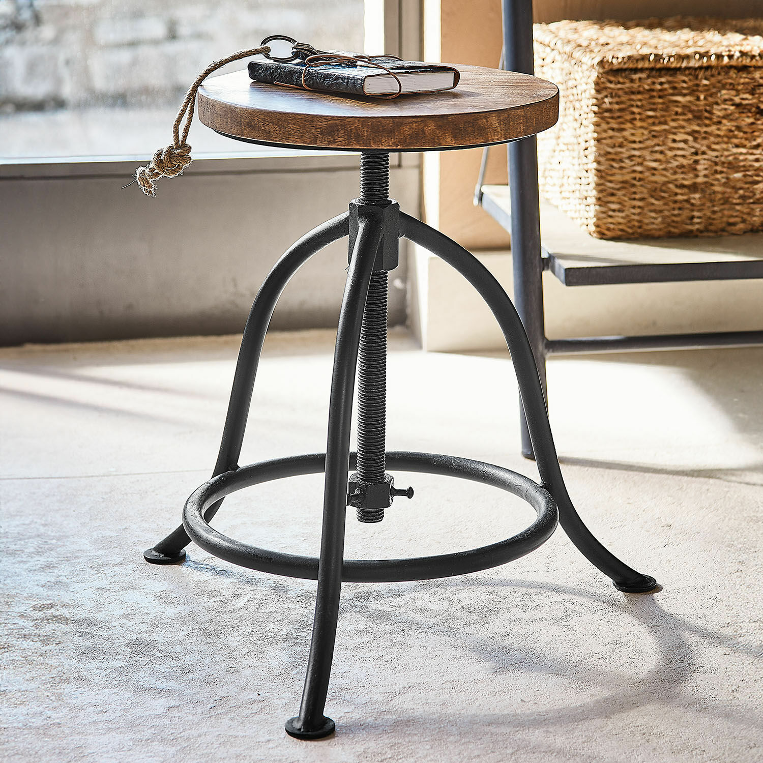 Sgabello Greenbriar Tavolino industriale con piano in legno regolabile e base in metallo nero per soggiorno