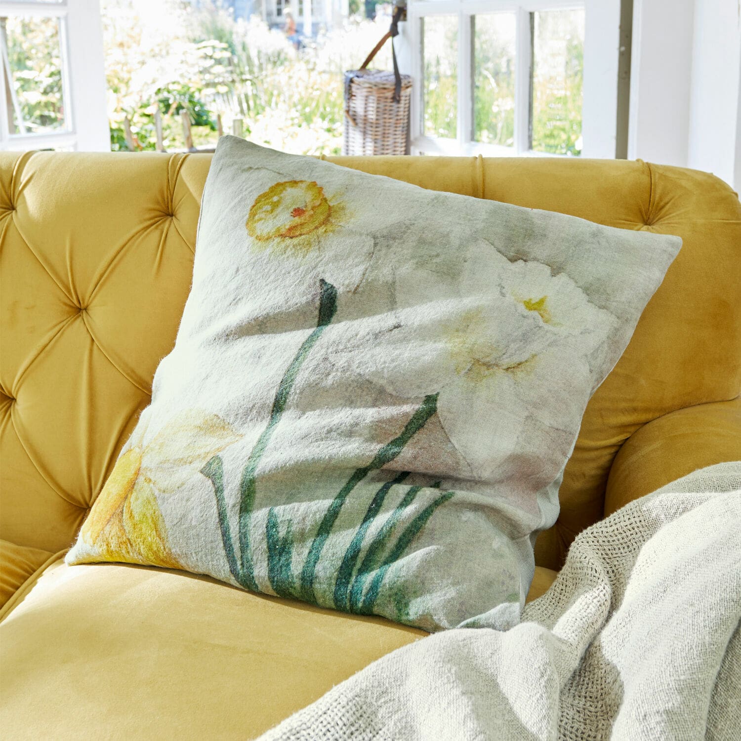 Copricuscino Misapina Cuscino decorativo in lino con stampa floreale pastello su divano giallo