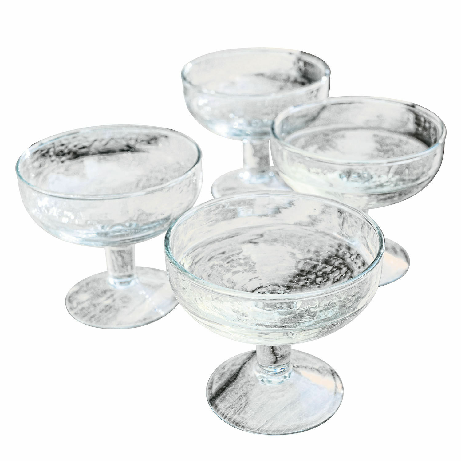 Set di 4 bicchieri Port Vila Set di quattro bicchieri trasparenti con texture e base per bevande eleganti.
