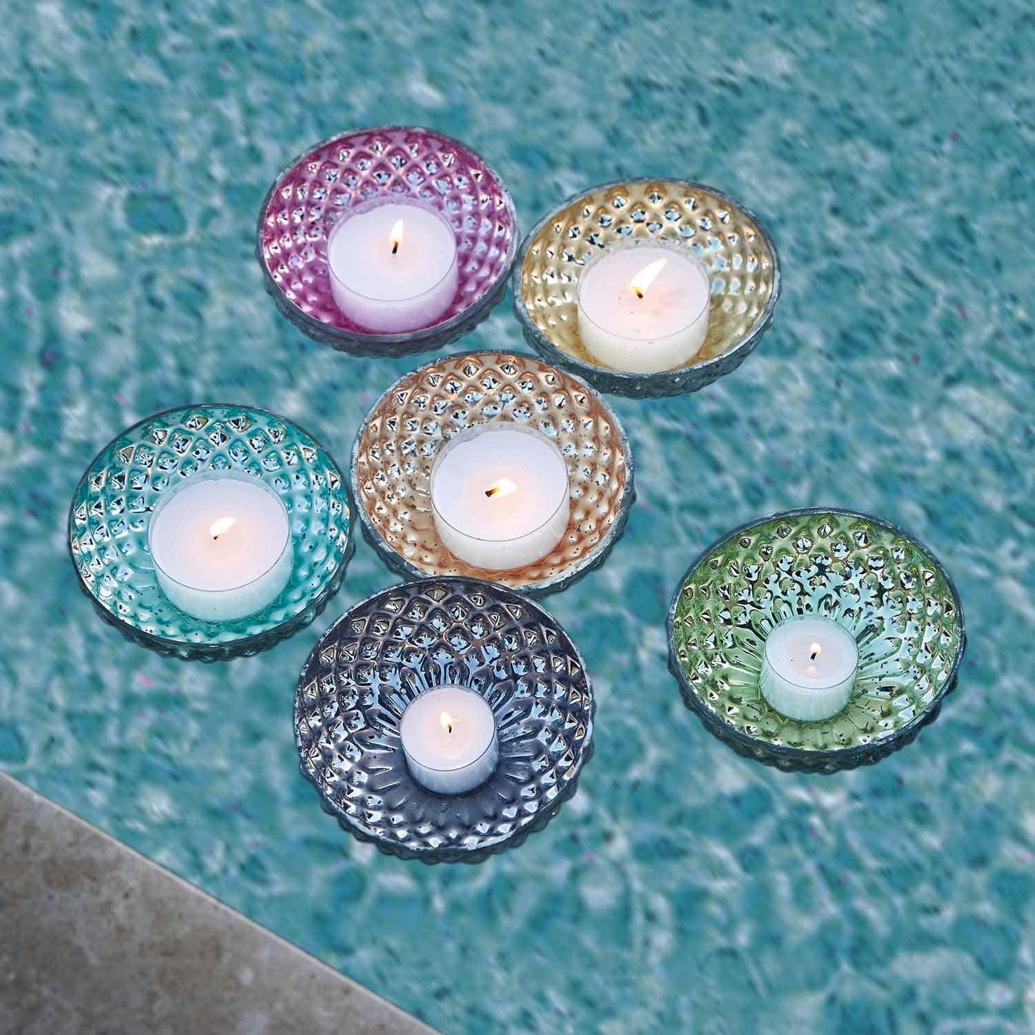 Set di portacandele in vetro colorato con candele bianche galleggianti sull'acqua, decorazione esterna