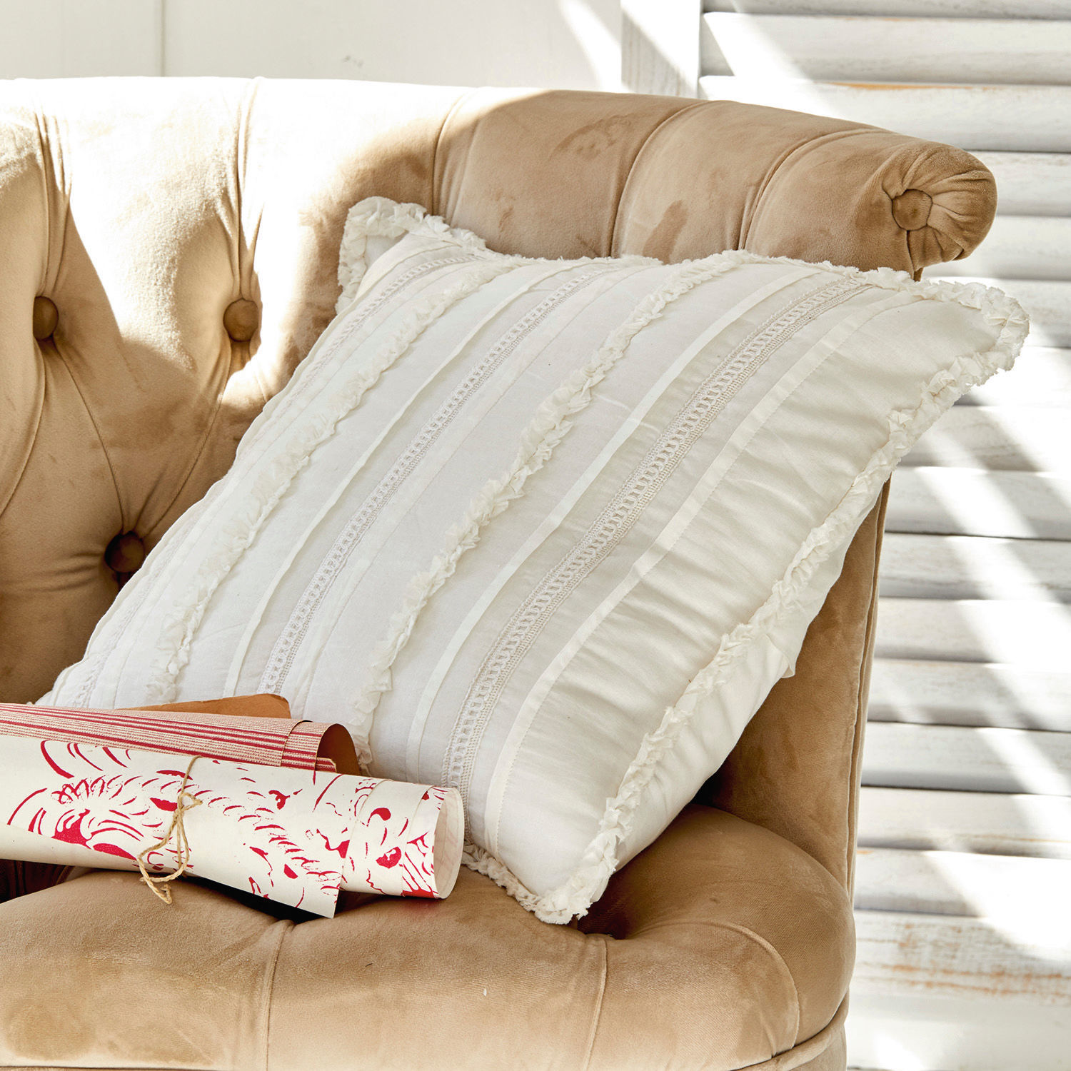 Copricuscino Klimy Divano beige in velluto con cuscino decorativo bianco in cotone con dettagli in pizzo