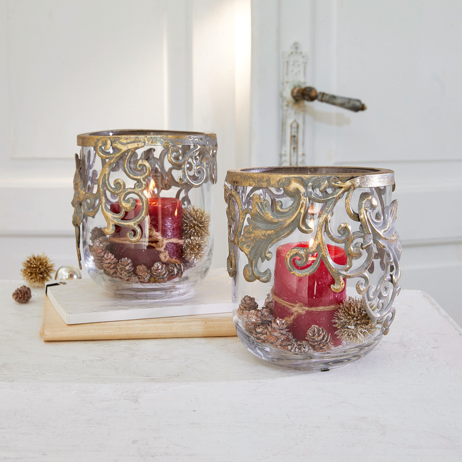 Coppia di portalumini Sundini Portacandele in vetro con candele rosse e decorazioni dorate, decorazione festiva su tavolo bianco