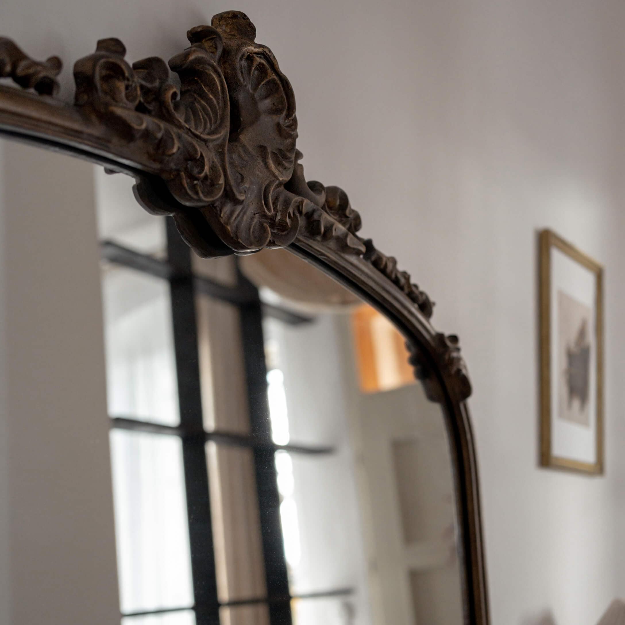 Specchio decorativo in legno scuro con cornice intagliata in stile classico per soggiorno