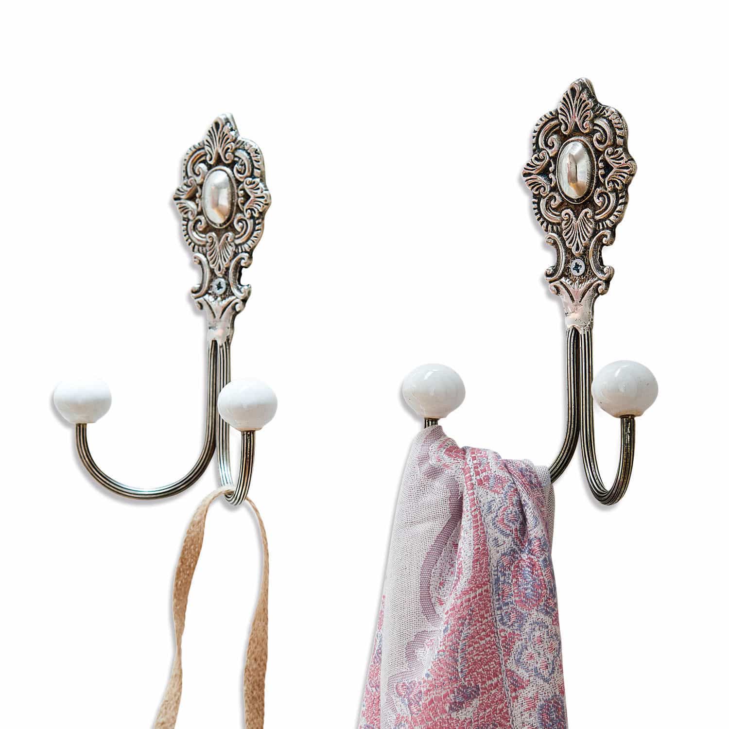 Coppia di ganci Millar Gancio da parete in metallo con estremità in ceramica bianca e motivo decorativo vintage