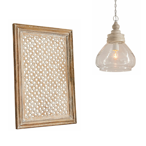 Decorazione da parete in legno traforato colore naturale con lampada a sospensione in vetro e legno