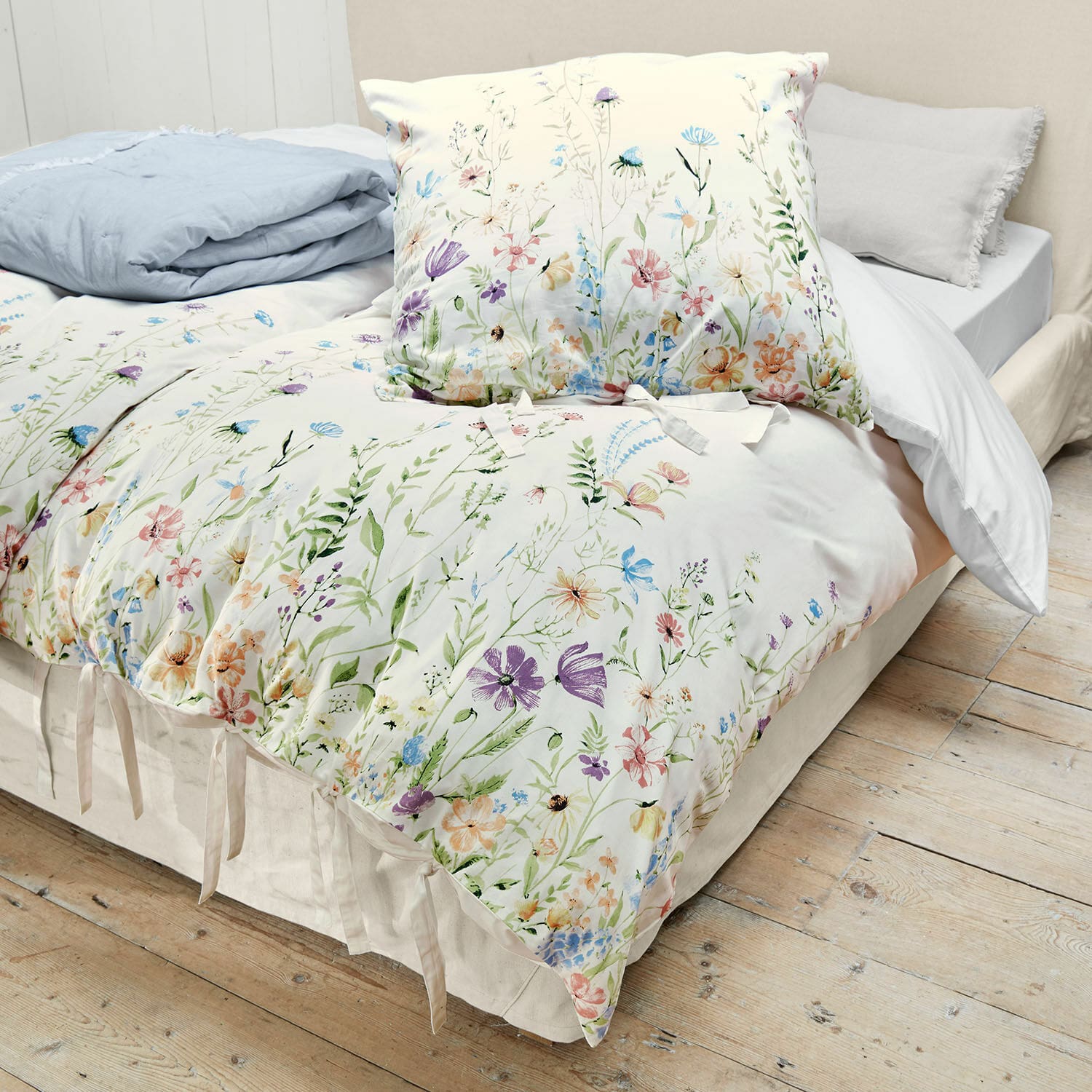 Biancheria da letto Quervaux Biancheria da letto in cotone con motivo floreale pastello su sfondo chiaro, decorativa e confortevole