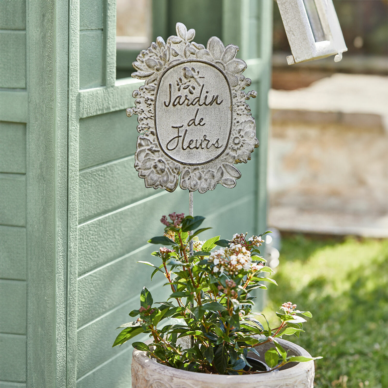 Decorazione da giardino su asta Luanda Decorazione da giardino in metallo con scritta Jardin de Fleurs in vaso con foglie verdi e fiori bianchi