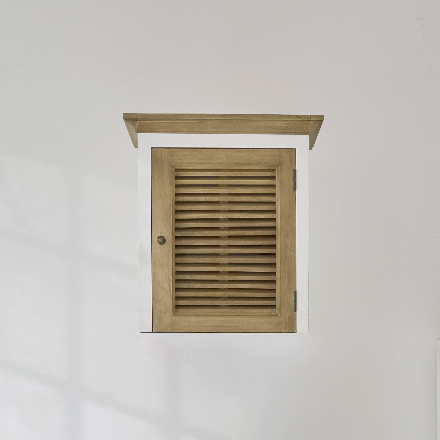 Elemento top Degarmo Mobile da parete in legno con cornice bianca e porta a persiana in legno naturale